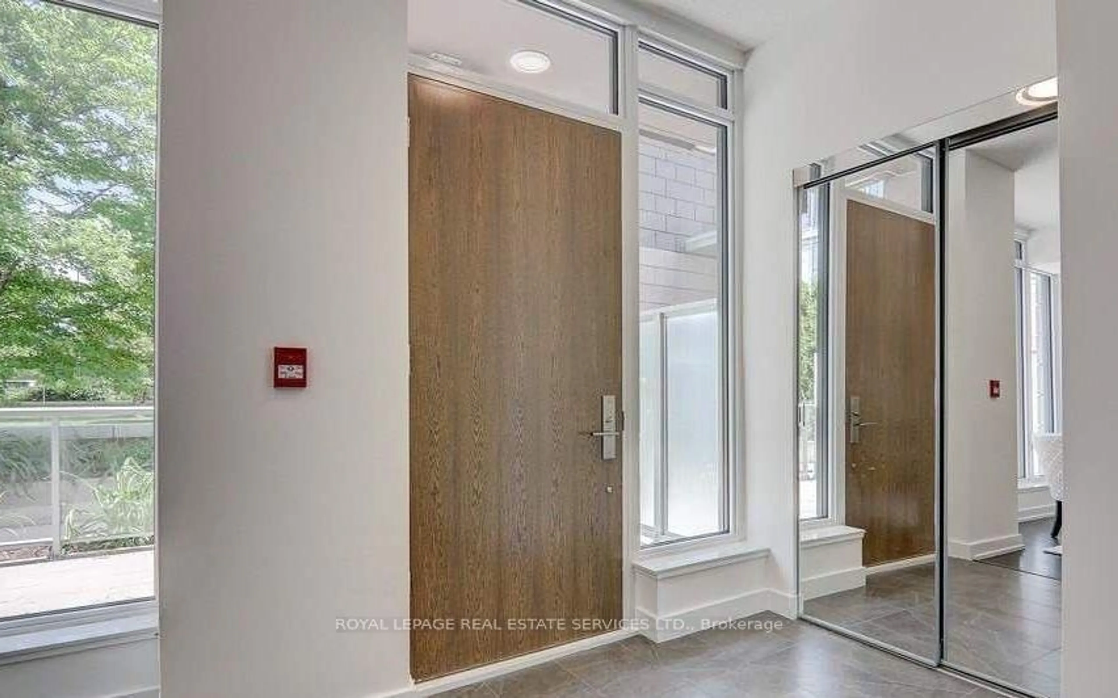 Indoor entryway for 121 Mcmahon Dr #TH7, Toronto Ontario M2K 0C2
