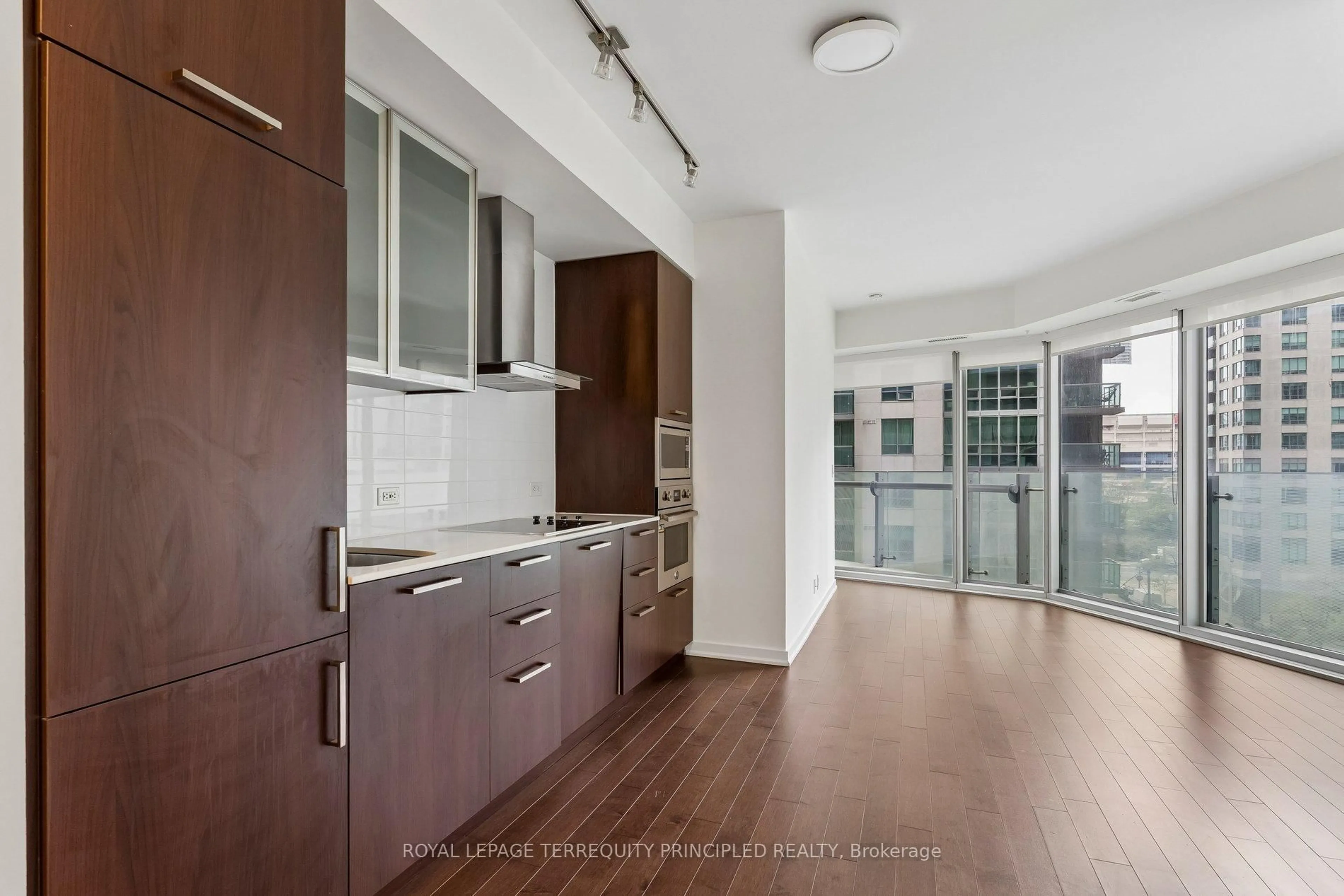 Unknown for 12 York St #307, Toronto Ontario M5J 0A9