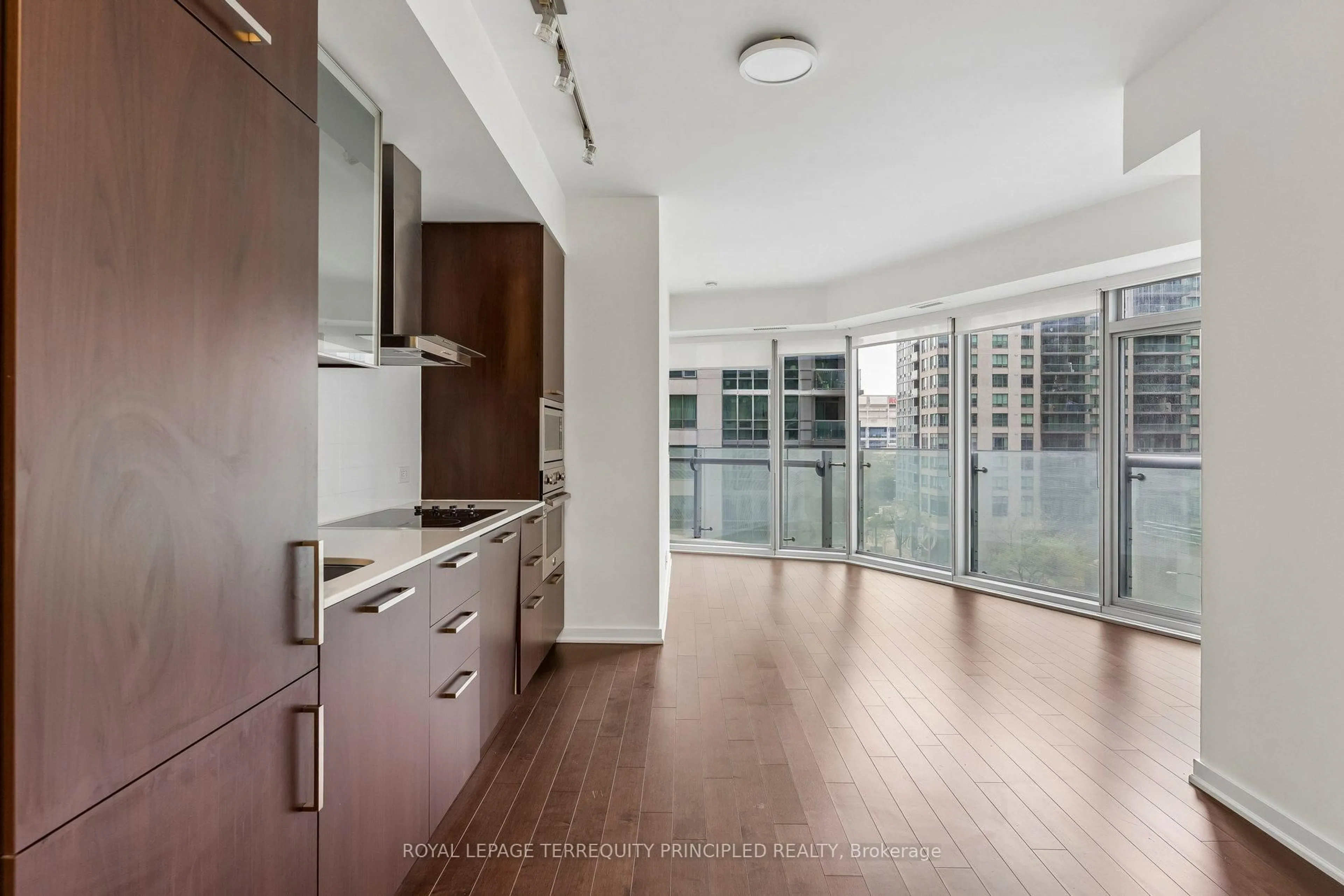 Unknown for 12 York St #307, Toronto Ontario M5J 0A9