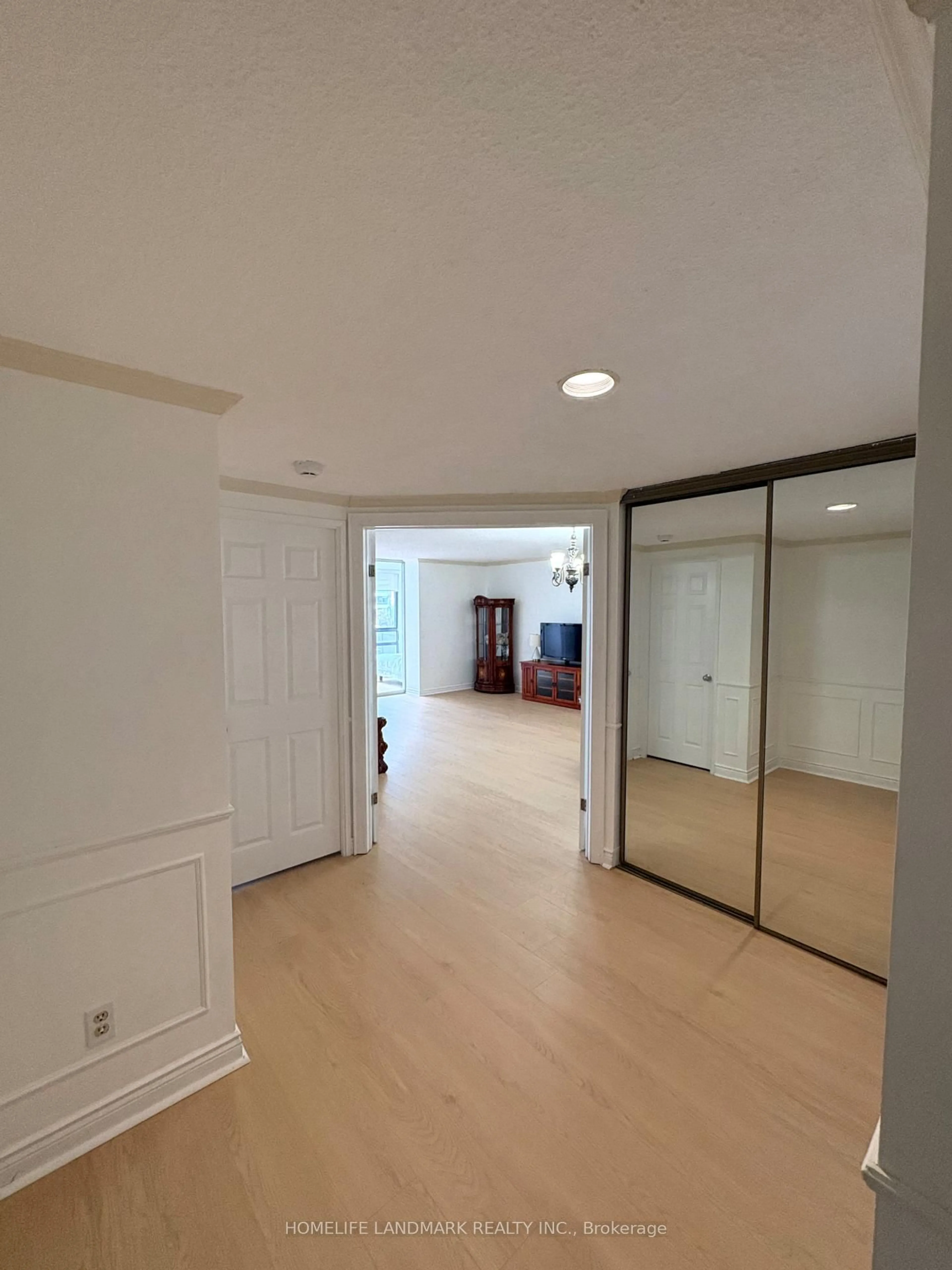 Indoor foyer for 77 Carlton St #704, Toronto Ontario M5B 2J7