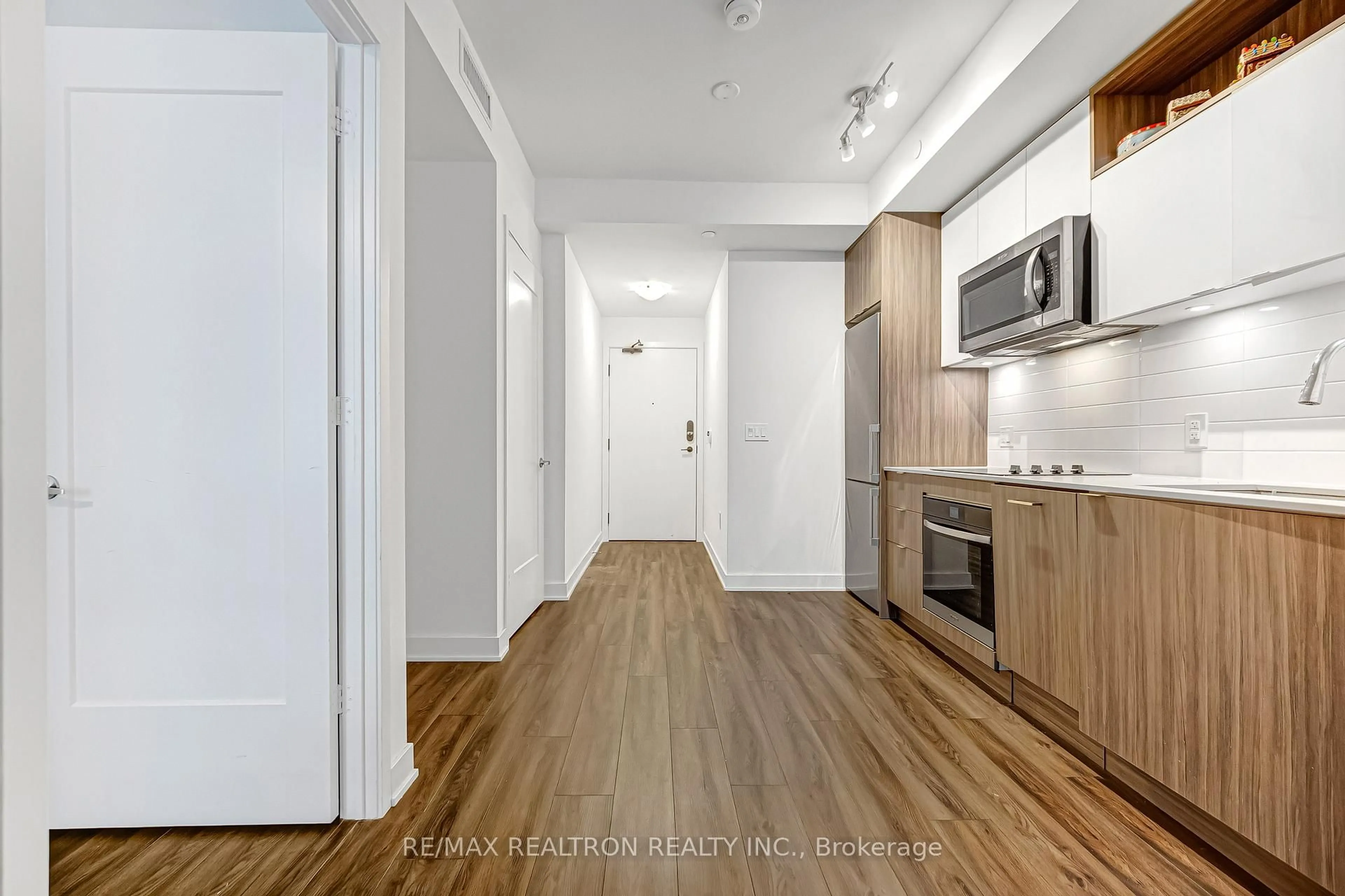 Standard kitchen, wood/laminate floor for 135 Lower Sherbourne St, Toronto Ontario M5A 1Y4