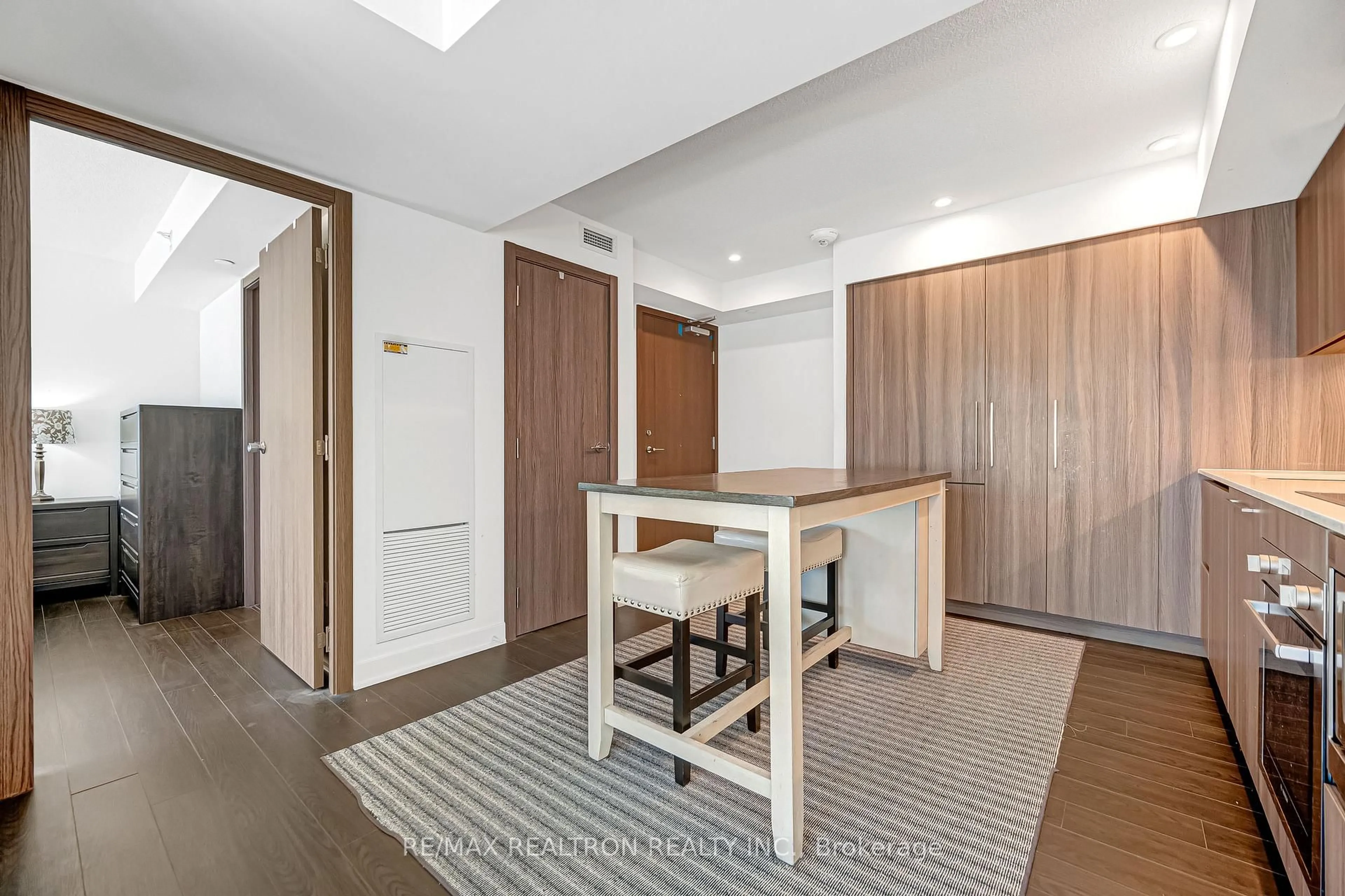 Indoor entryway for 19 Bathurst St #811, Toronto Ontario M5V 0N2