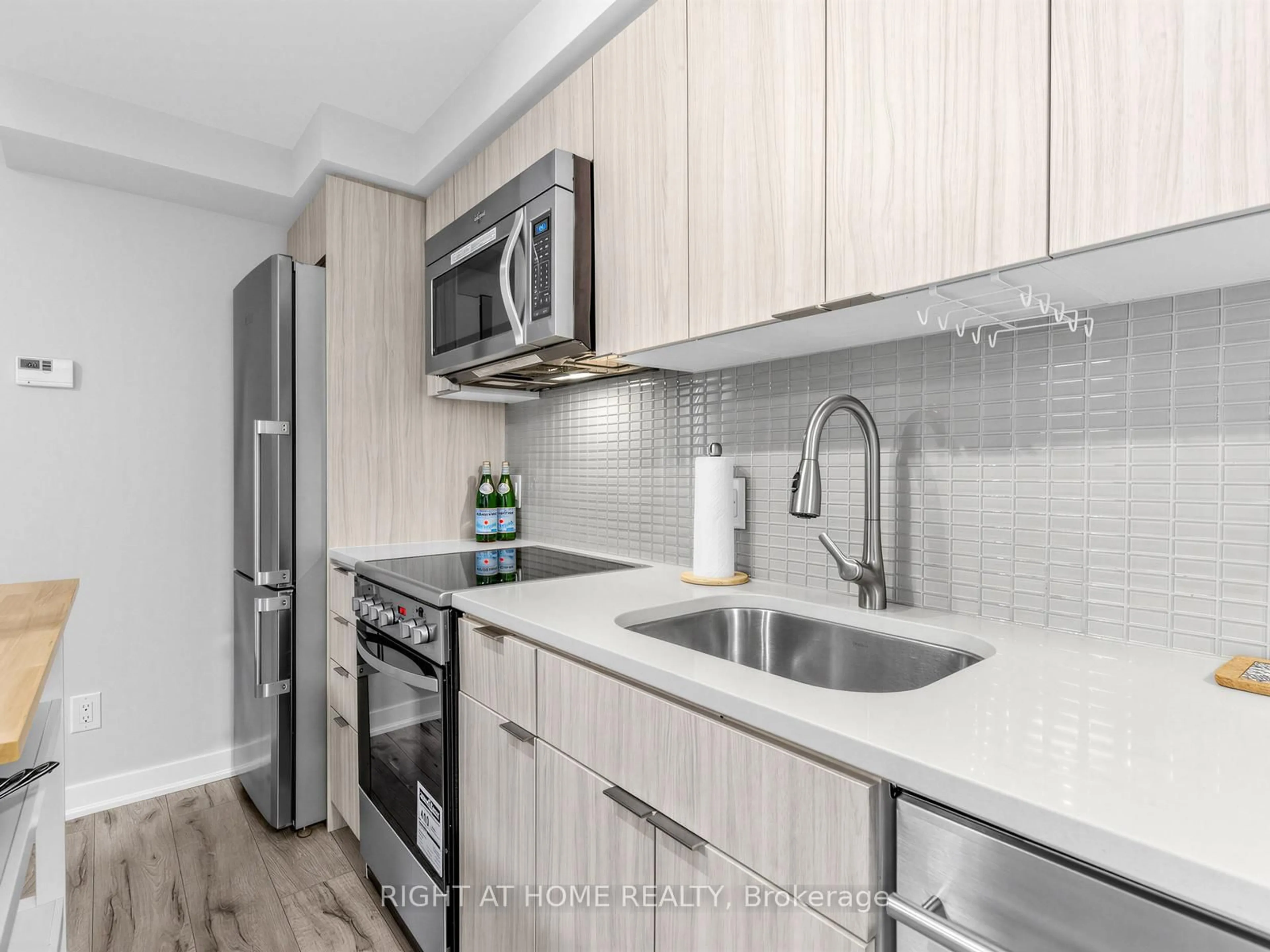 Standard kitchen, unknown for 295 Adelaide St #1210, Toronto Ontario M5V 0L4