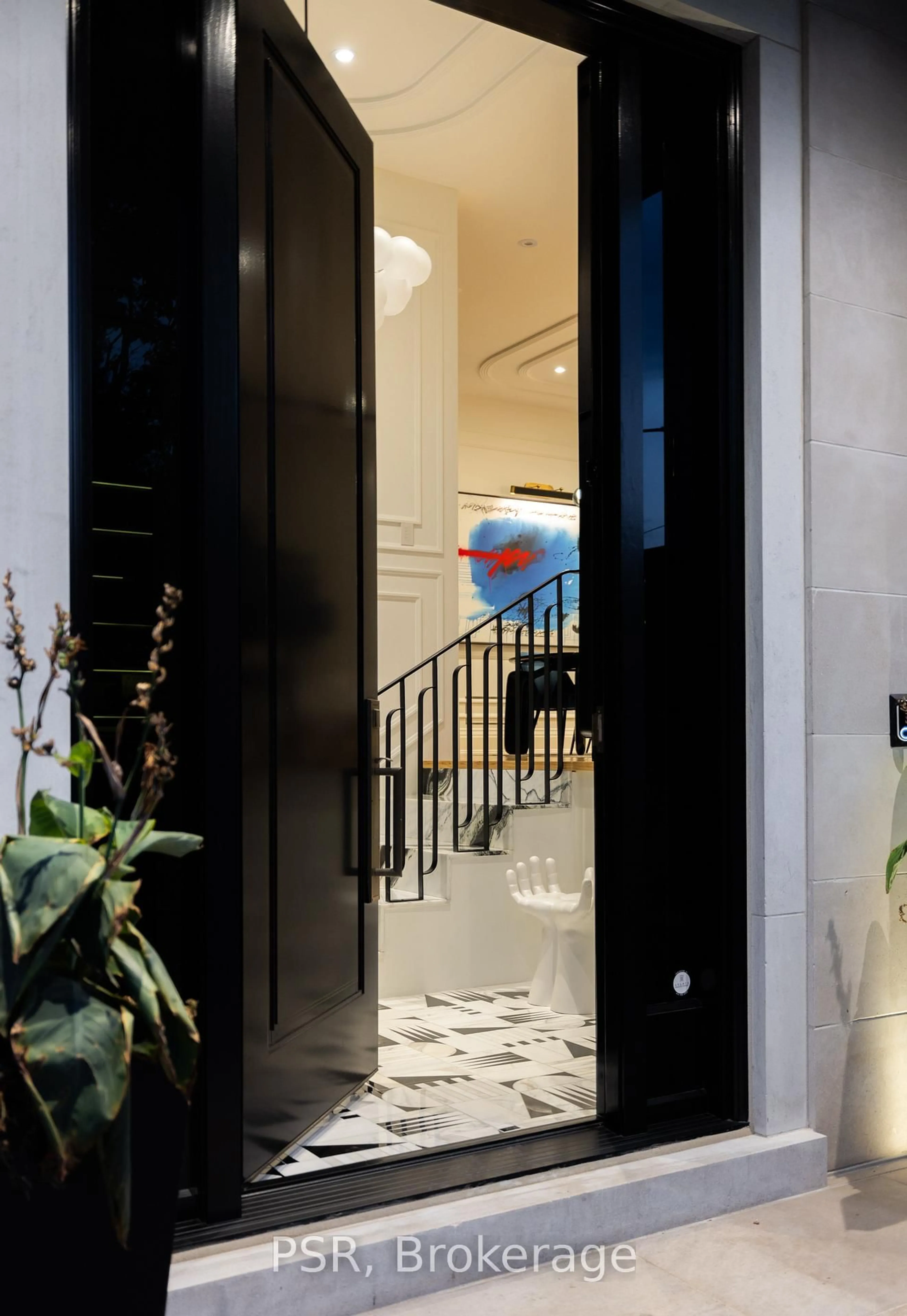 Indoor foyer for 363 Bedford Park Ave, Toronto Ontario M5M 1J9