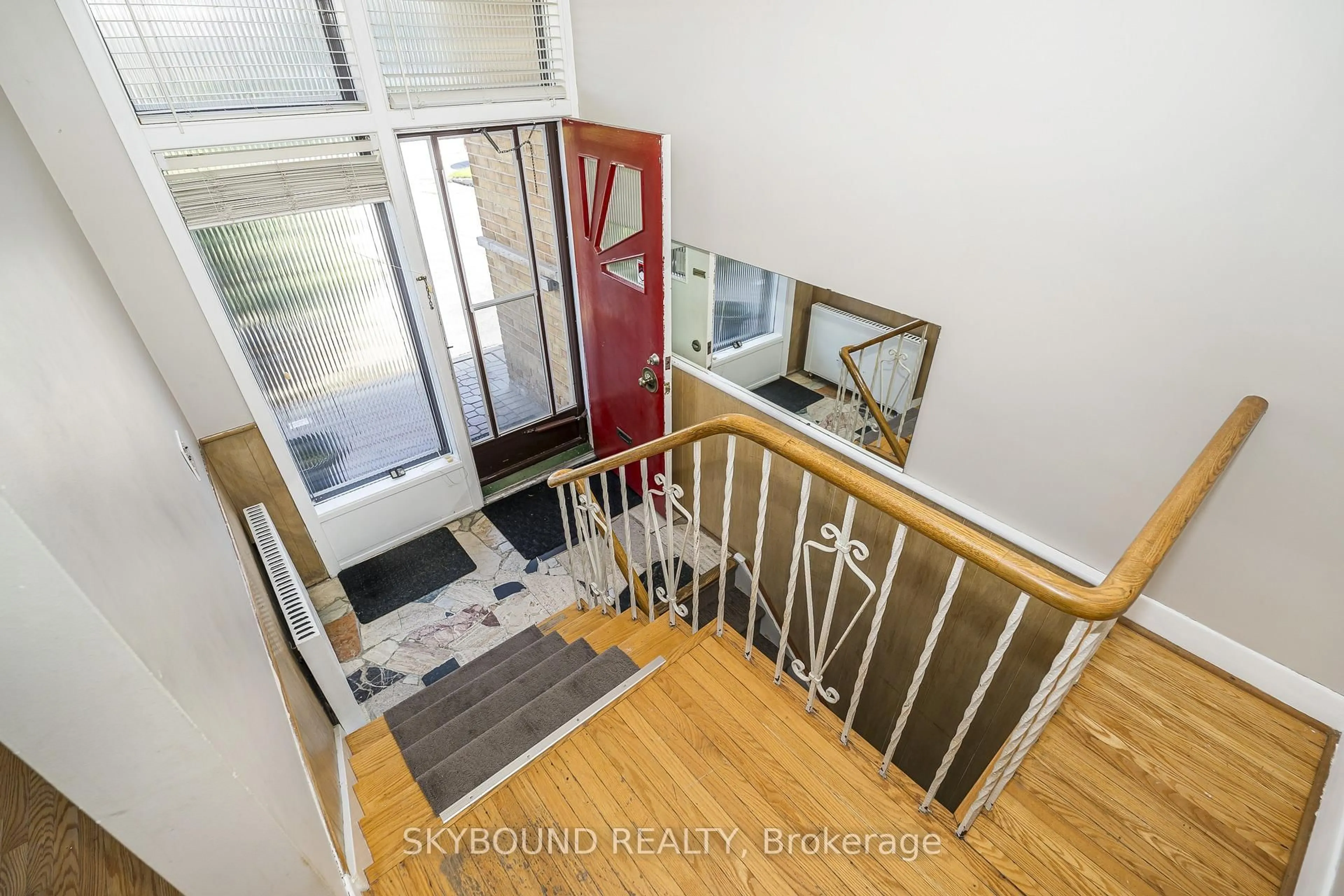 Indoor foyer for 44 Tinder Cres, Toronto Ontario M4A 1L3