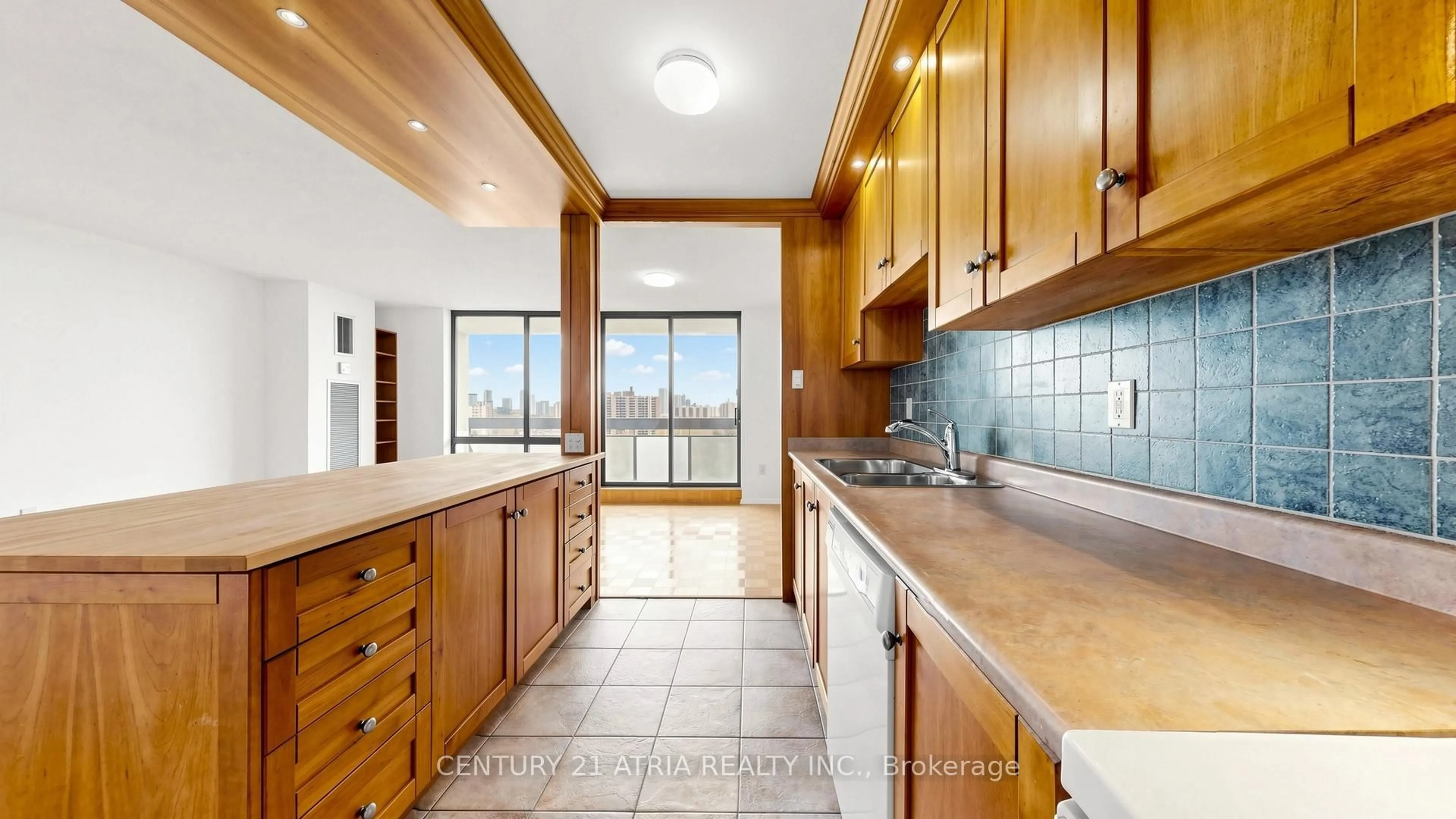Standard kitchen, ceramic/tile floor for 260 Seneca Hill Dr #1610, Toronto Ontario M2J 4S6