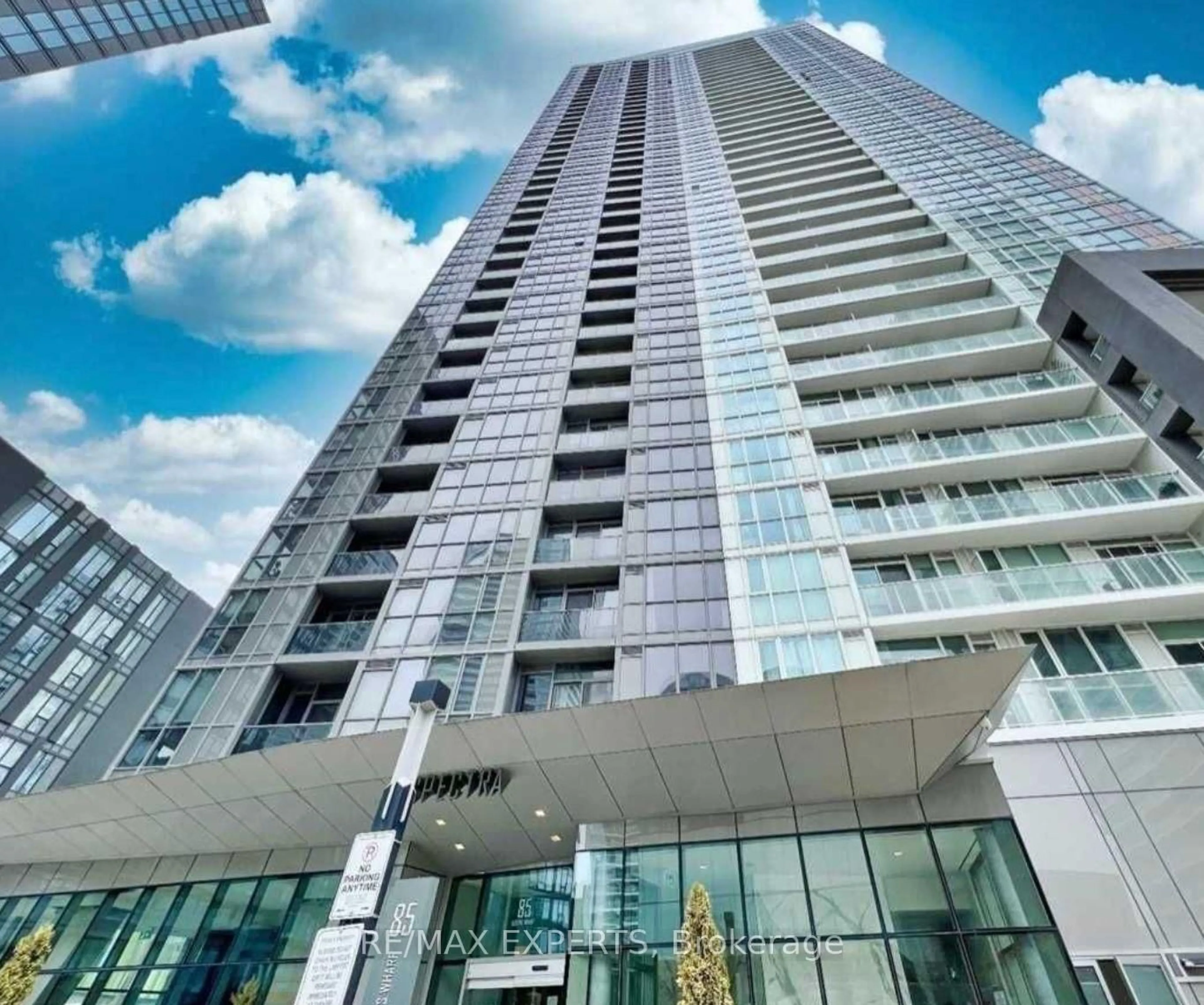 Indoor foyer for 85 Queens Wharf Rd #805, Toronto Ontario M5V 0J9