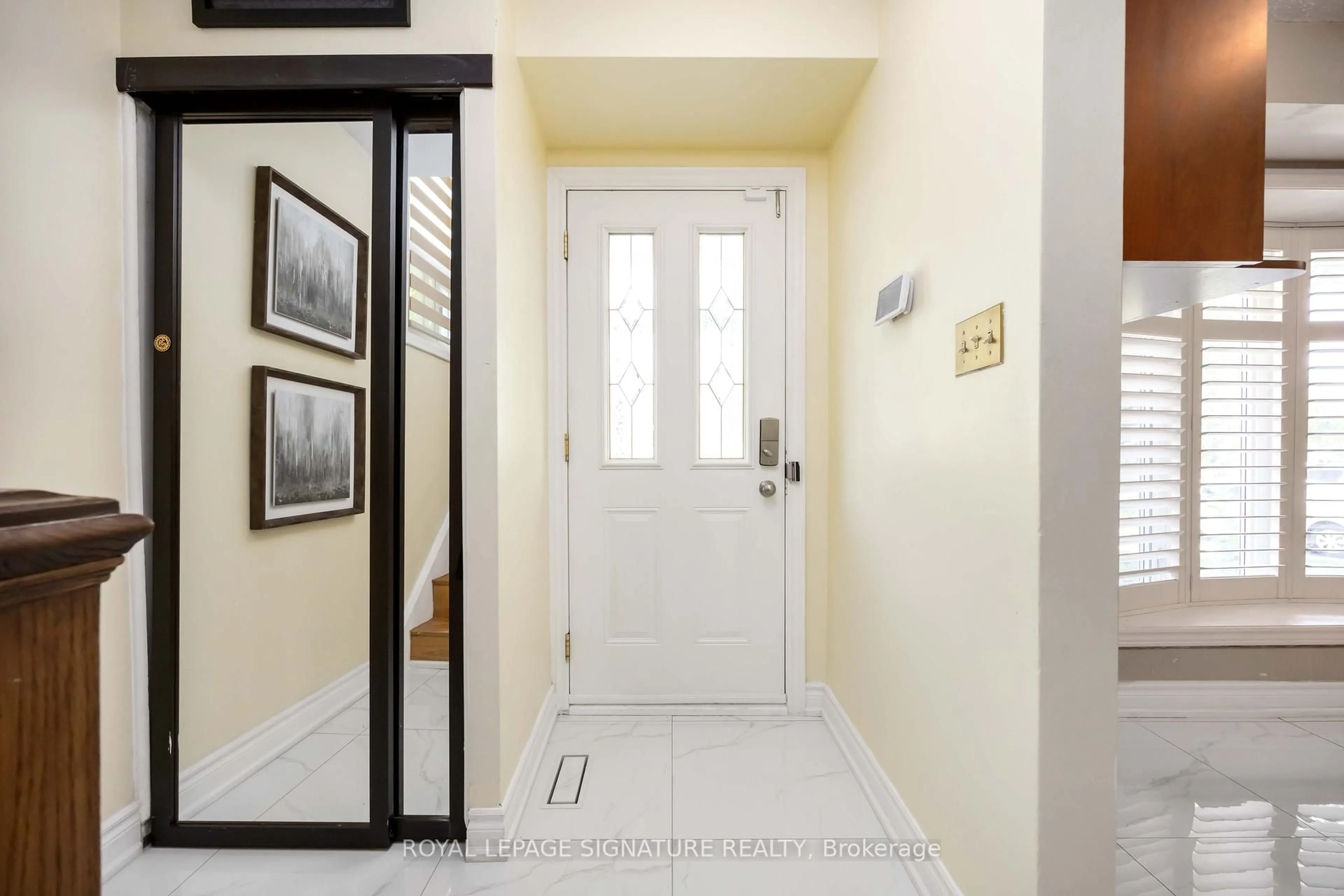 Indoor entryway for 104 Billington Cres, Toronto Ontario M3A 2G6