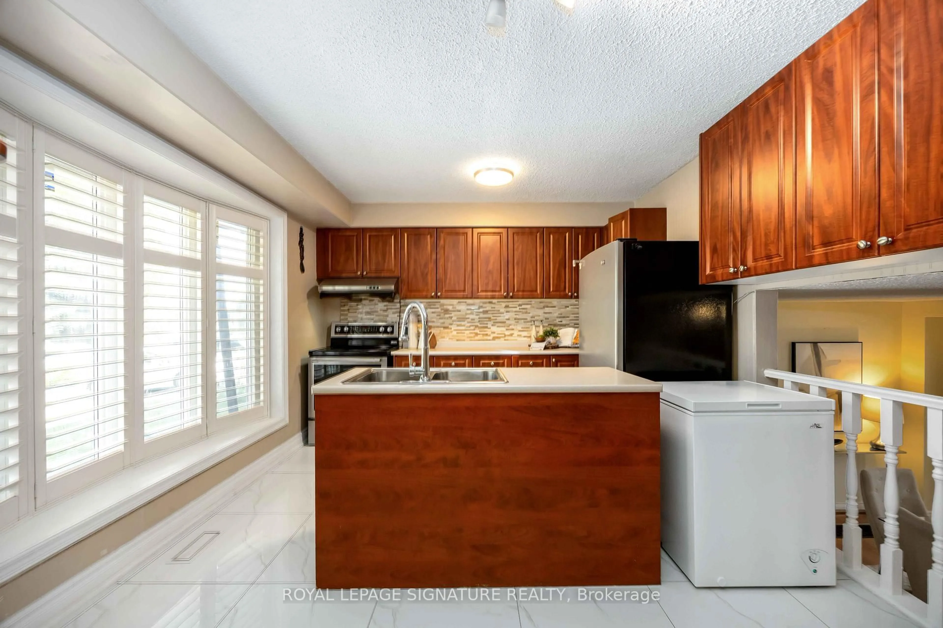 Standard kitchen, ceramic/tile floor for 104 Billington Cres, Toronto Ontario M3A 2G6