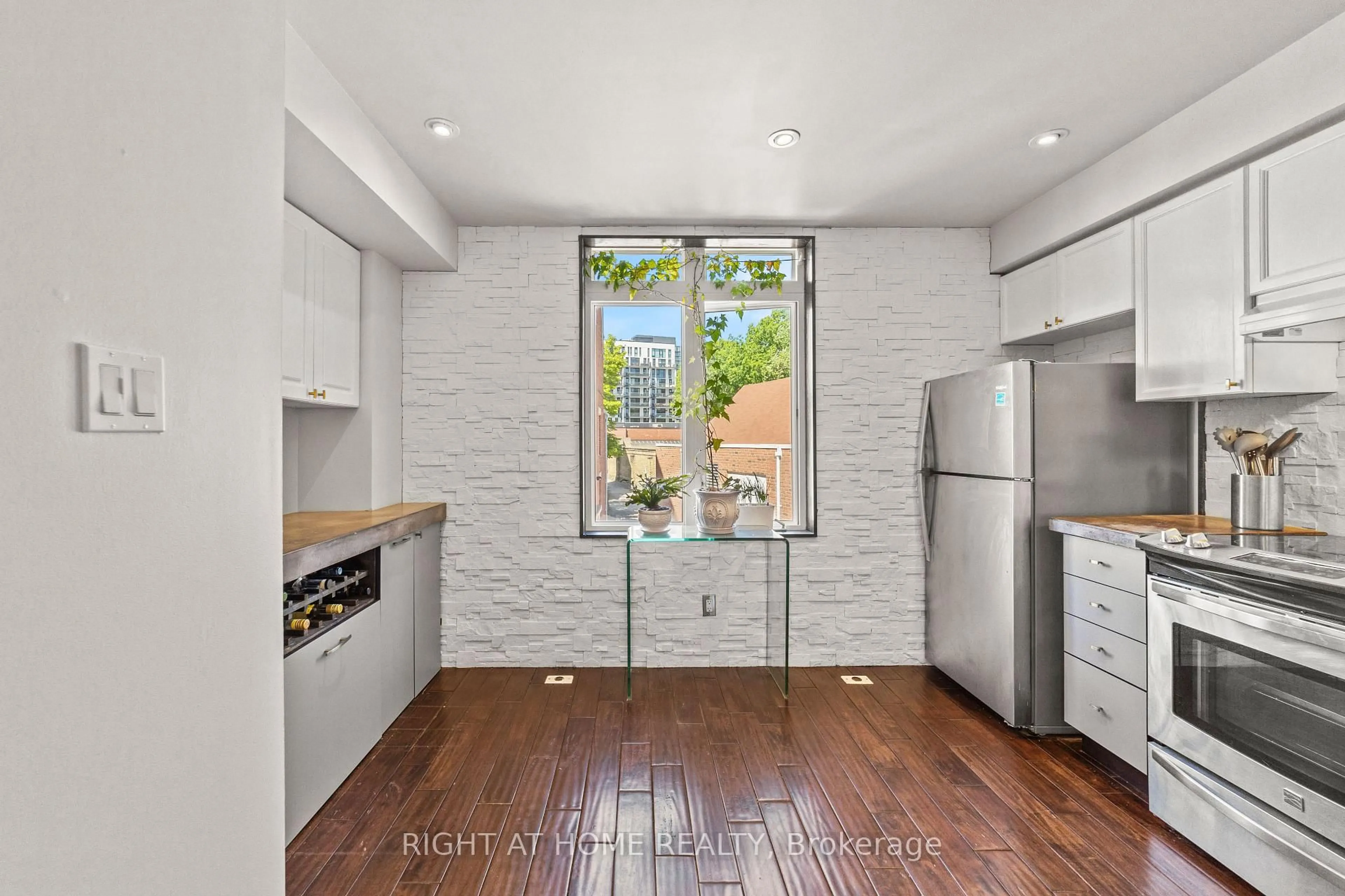 Open concept kitchen, ceramic/tile floor for 12 Sudbury St #2608, Toronto Ontario M6J 3W7