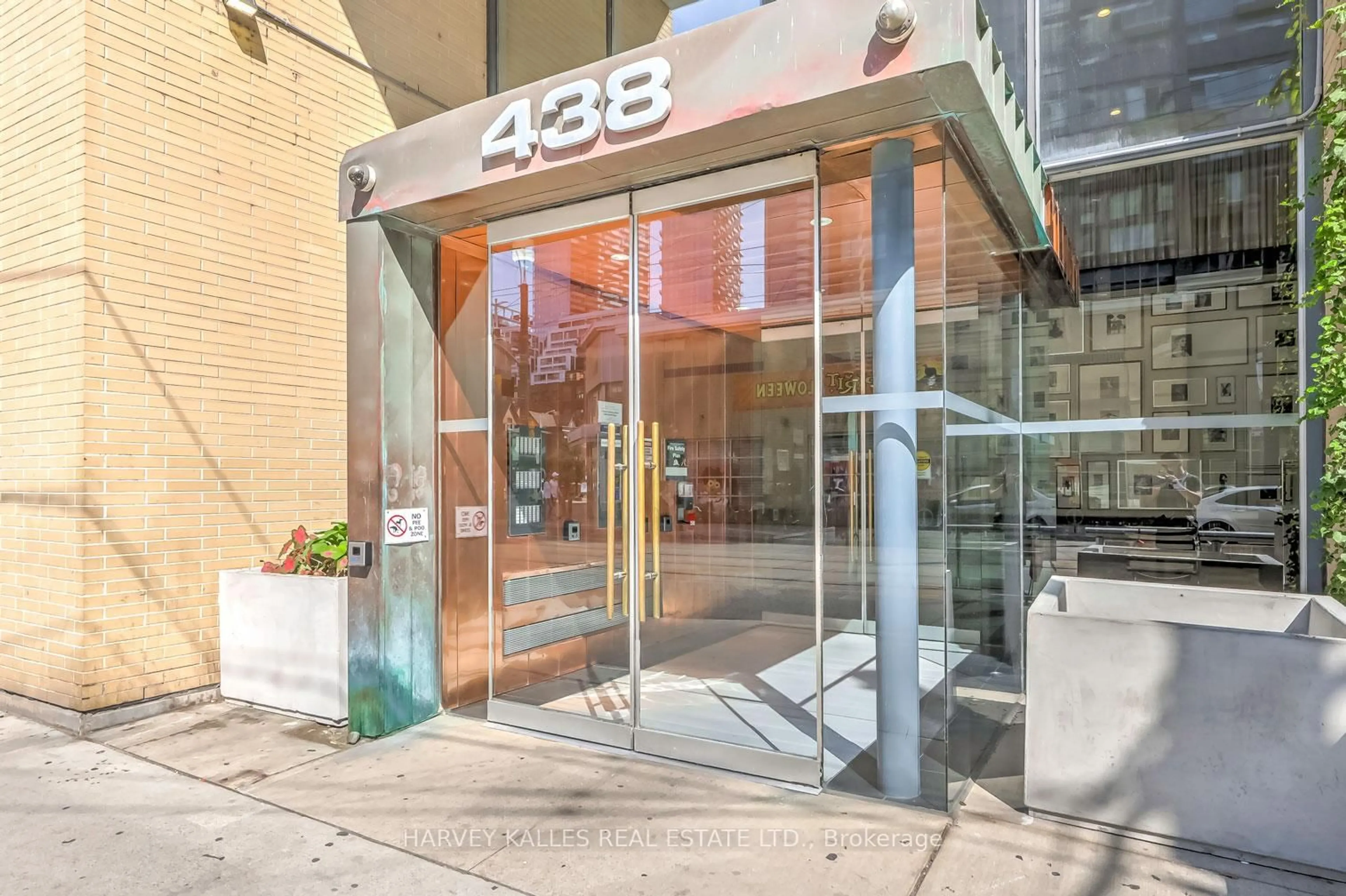 Indoor foyer for 438 King St #914, Toronto Ontario M5V 3T9
