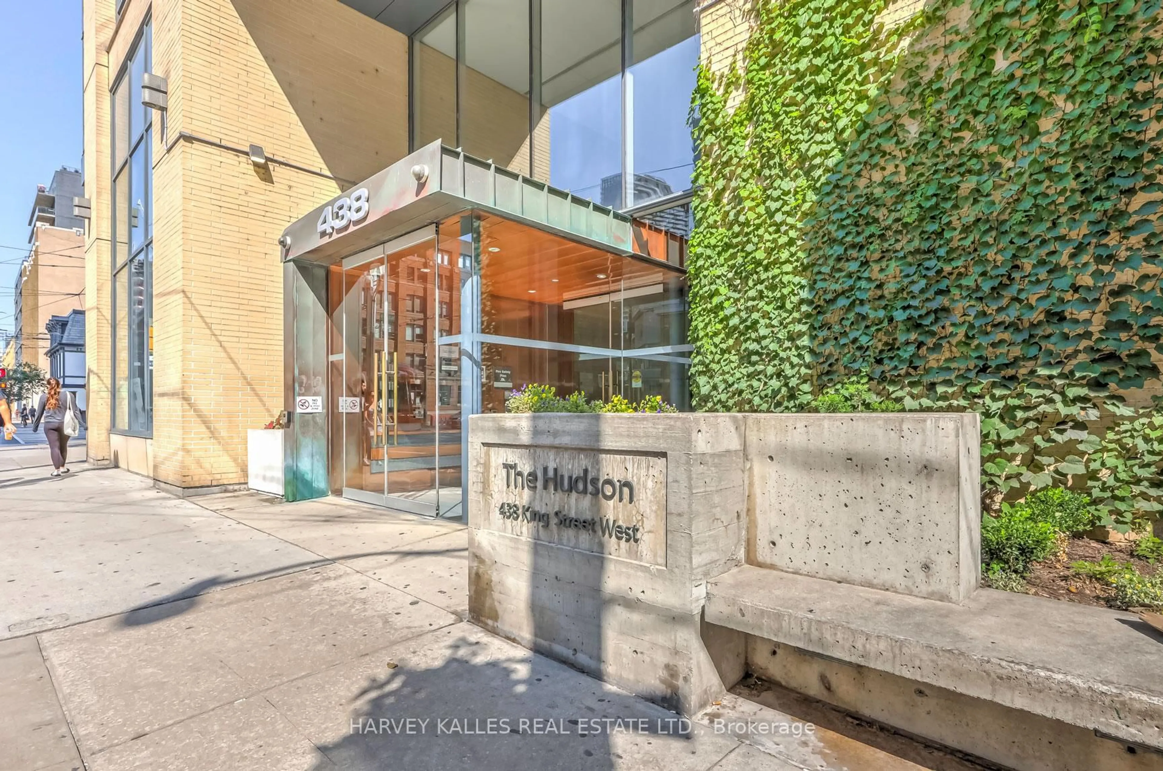Indoor foyer for 438 King St #914, Toronto Ontario M5V 3T9