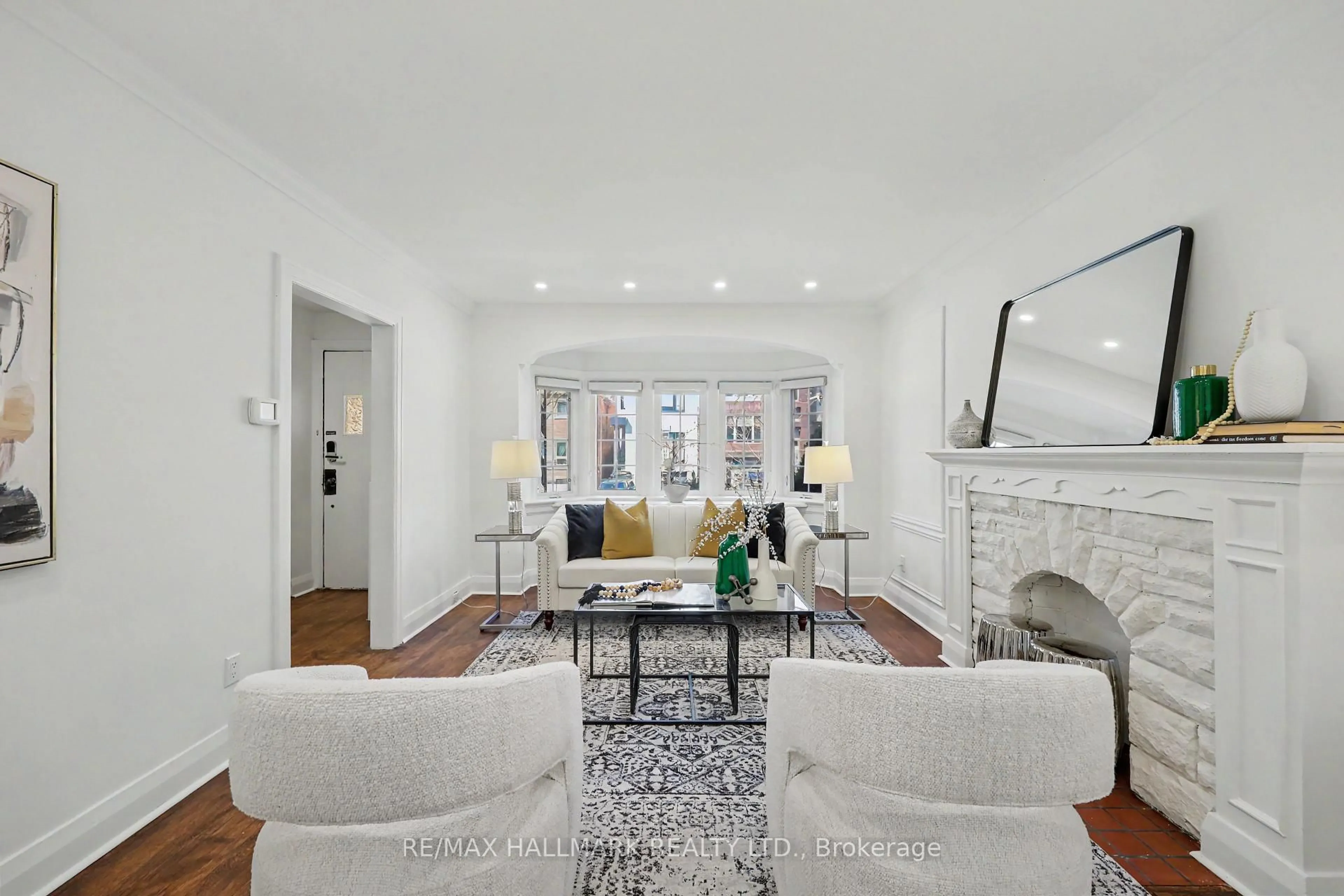 Living room with furniture, unknown for 67 Gilgorm Rd, Toronto Ontario M5N 2M4