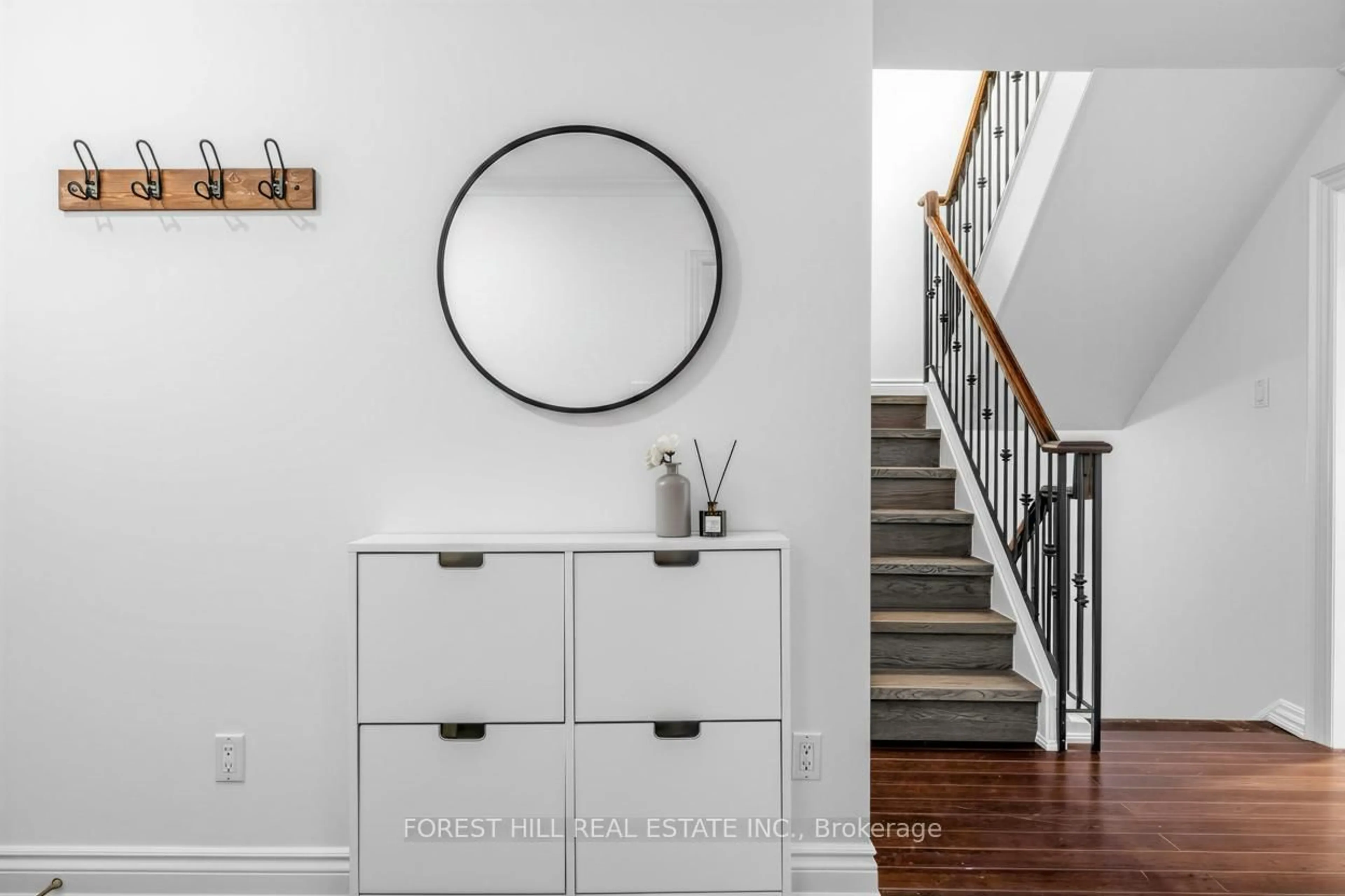 Indoor entryway for 40 Snowshoe Mill Way #198, Toronto Ontario M2L 1T5