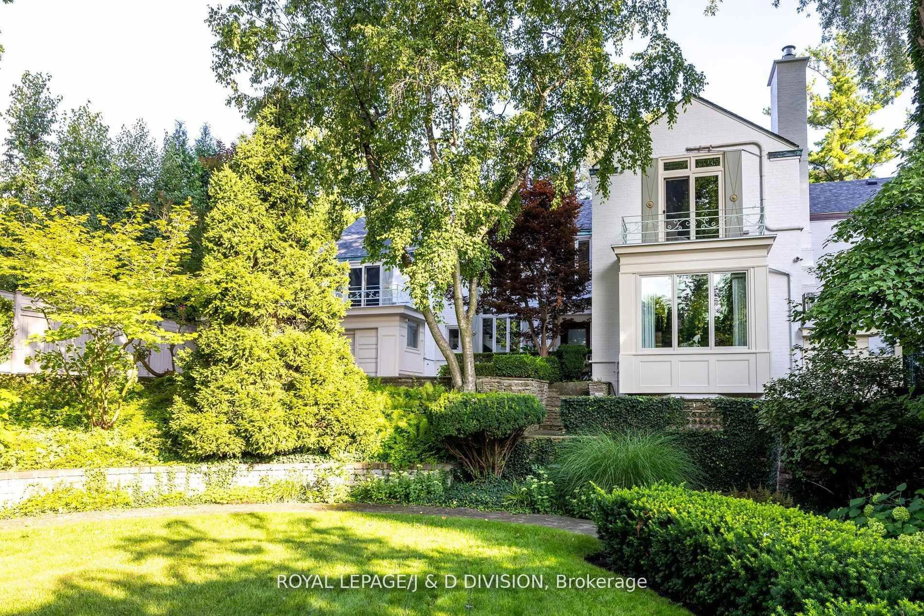 A pic from outside/outdoor area/front of a property/back of a property/a pic from drone, street for 12 Forest Glen Cres, Toronto Ontario M4N 2E8