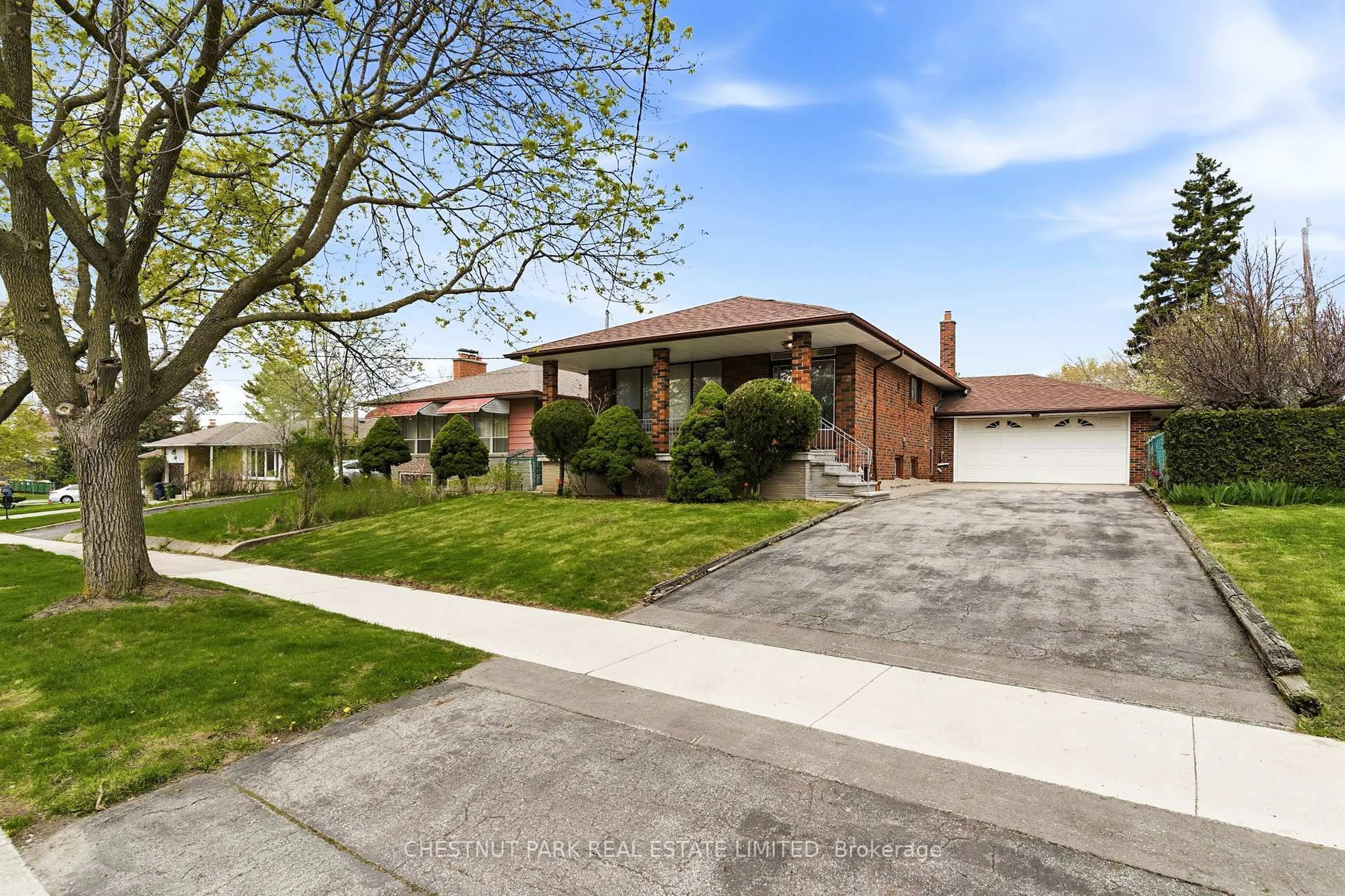 A pic from outside/outdoor area/front of a property/back of a property/a pic from drone, street for 154 Sweeney Dr, Toronto Ontario M4A 1V2
