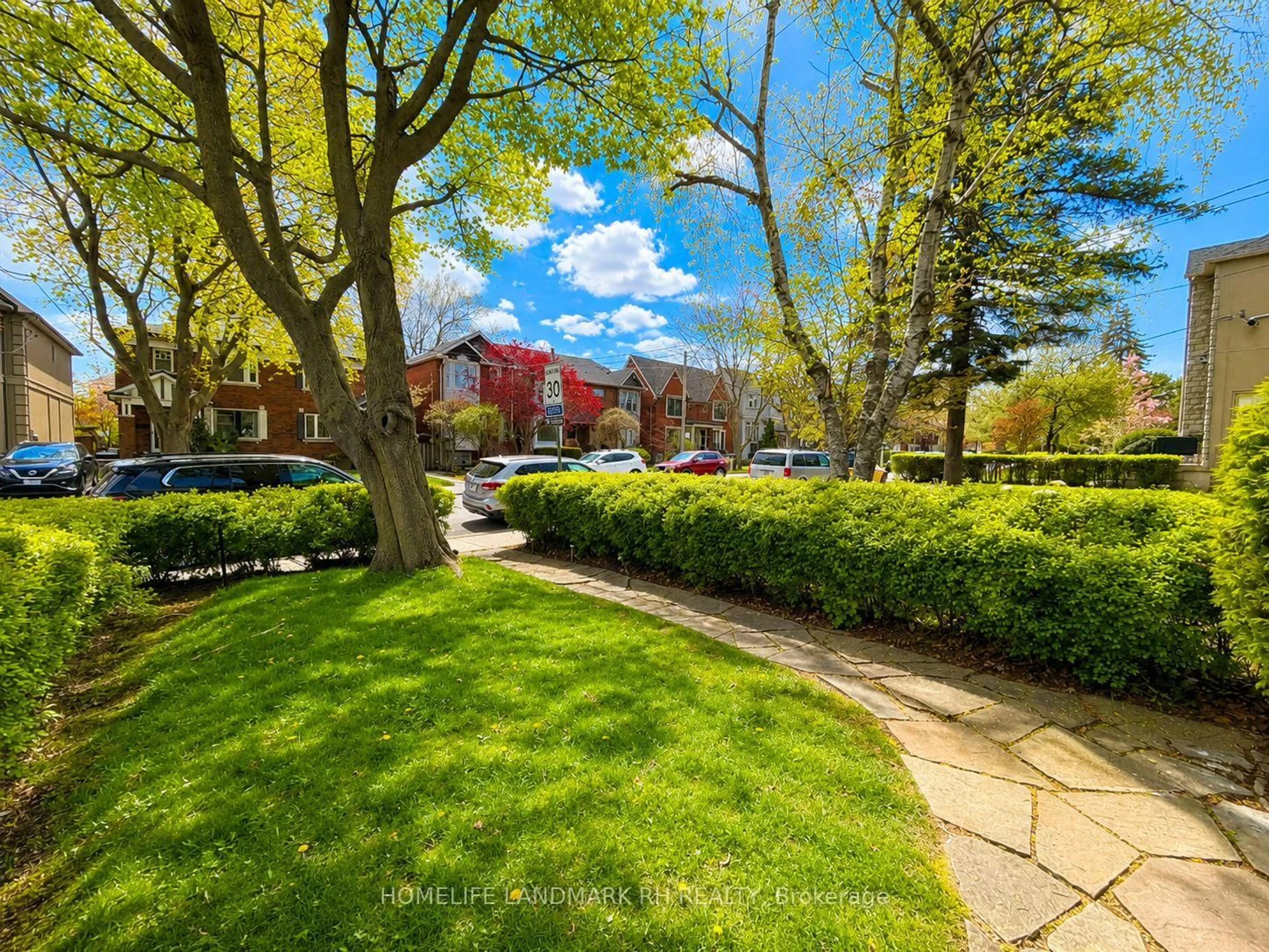 A pic from outside/outdoor area/front of a property/back of a property/a pic from drone, street for 256 Bedford Park Ave, Toronto Ontario M5M 1J5