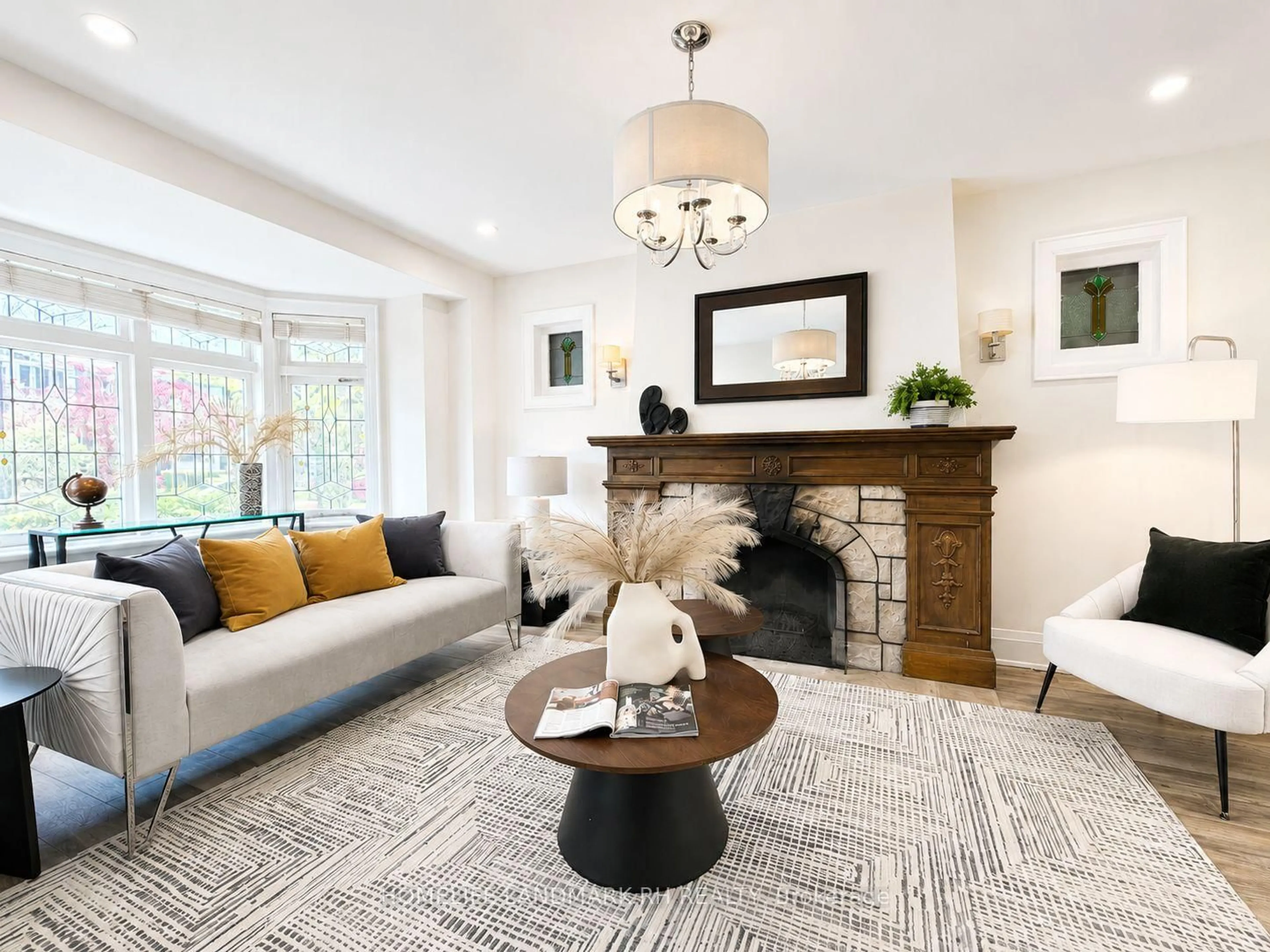 Living room with furniture, unknown for 256 Bedford Park Ave, Toronto Ontario M5M 1J5