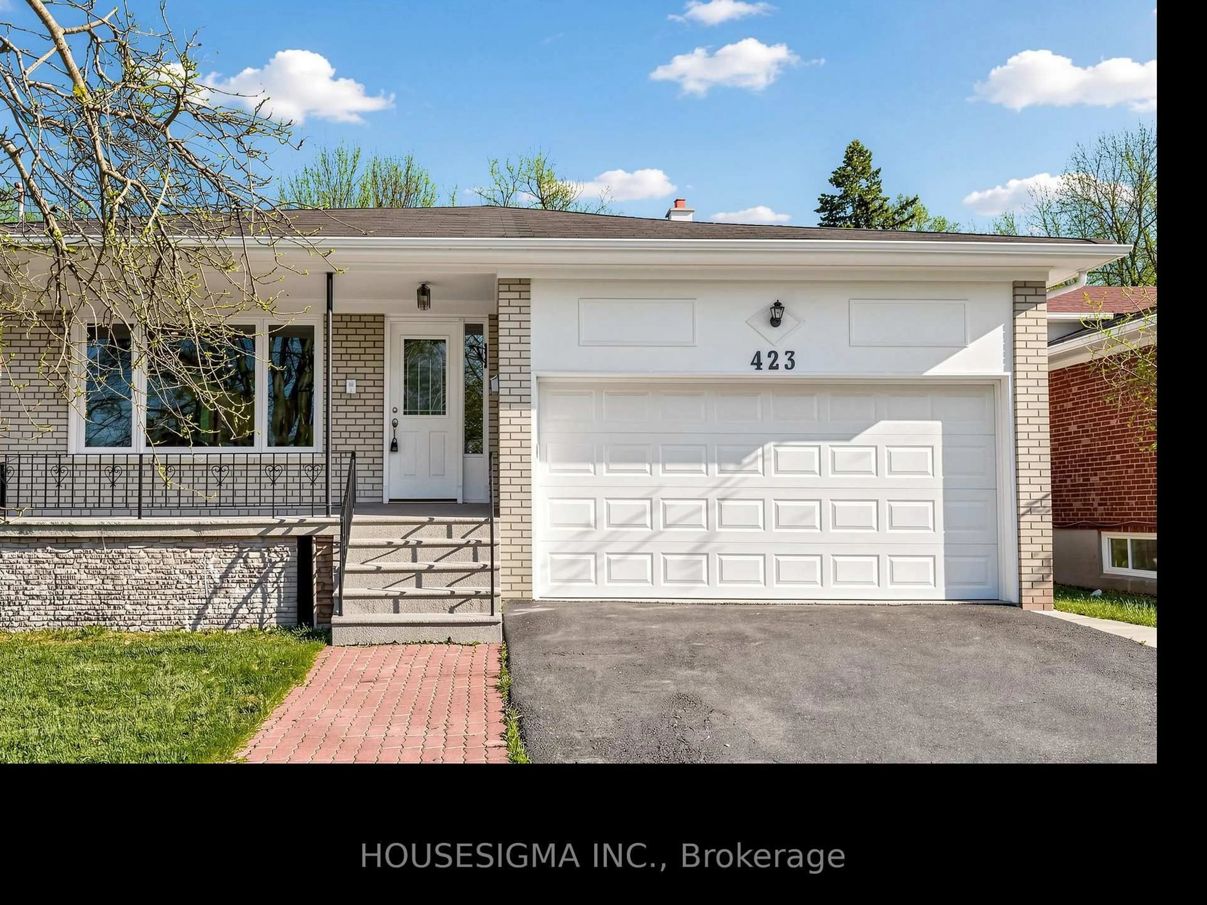 Home with vinyl exterior material, street for 423 Connaught Ave, Toronto Ontario M2R 2M4