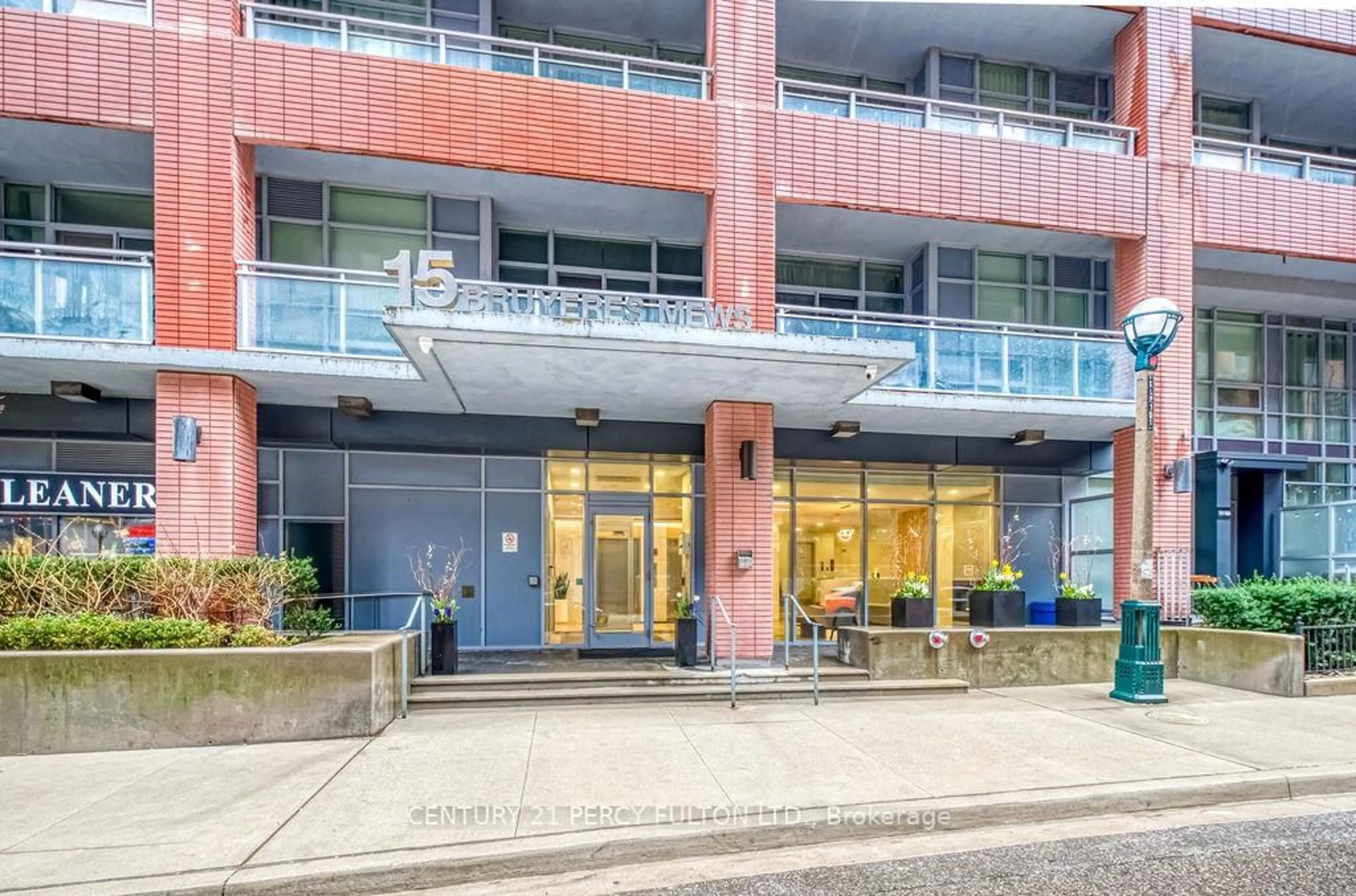 Indoor foyer for 15 Bruyeres Mews #710, Toronto Ontario M5V 0A7