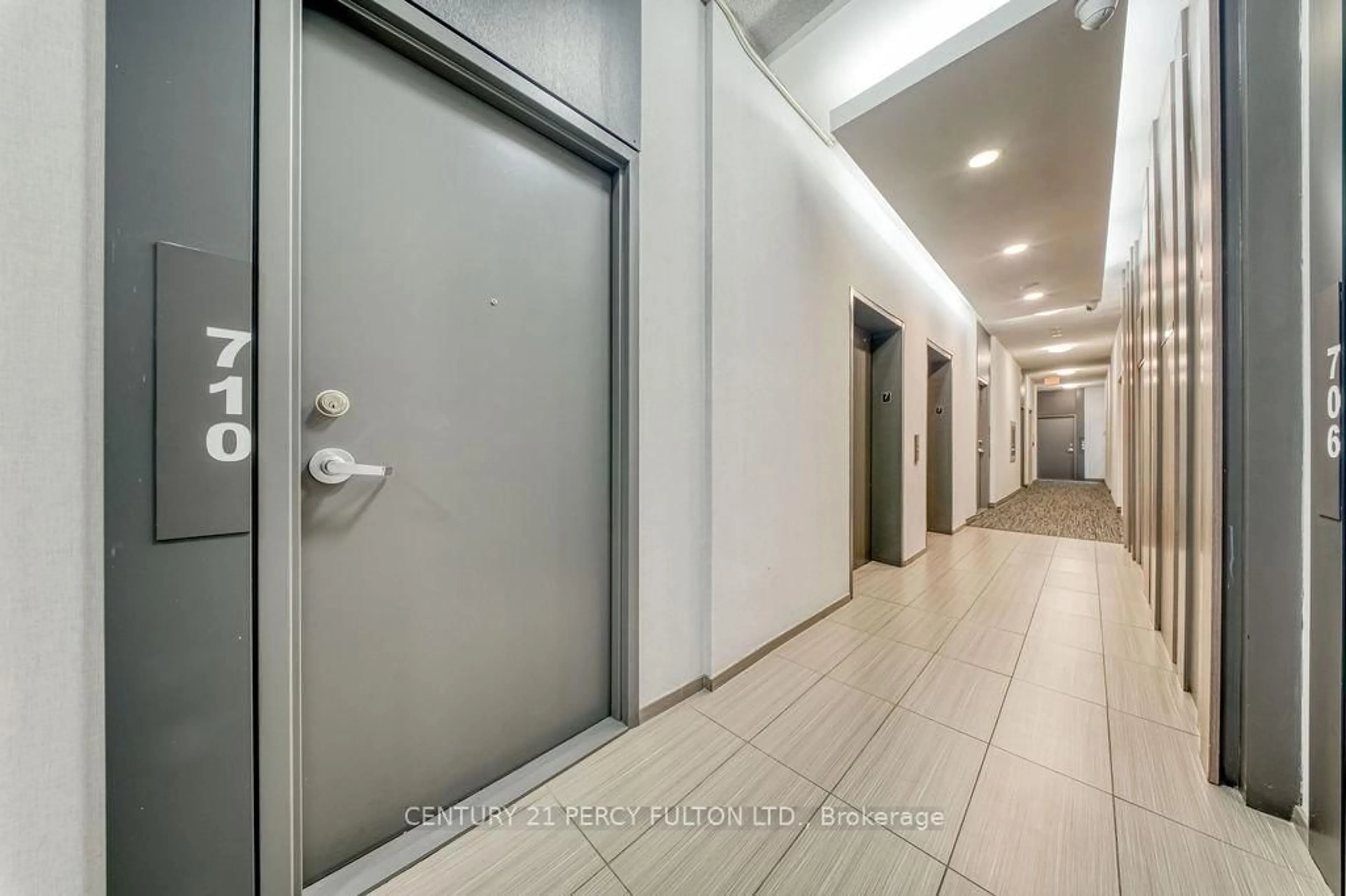 Indoor foyer for 15 Bruyeres Mews #710, Toronto Ontario M5V 0A7