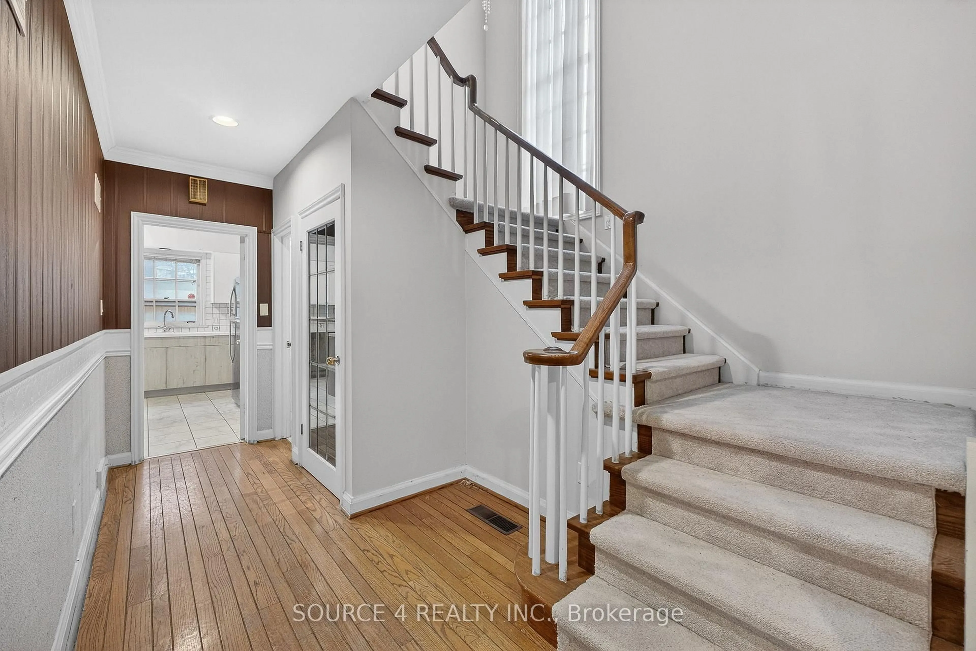 Indoor entryway for 37 Wilket Rd, Toronto Ontario M2L 1N9