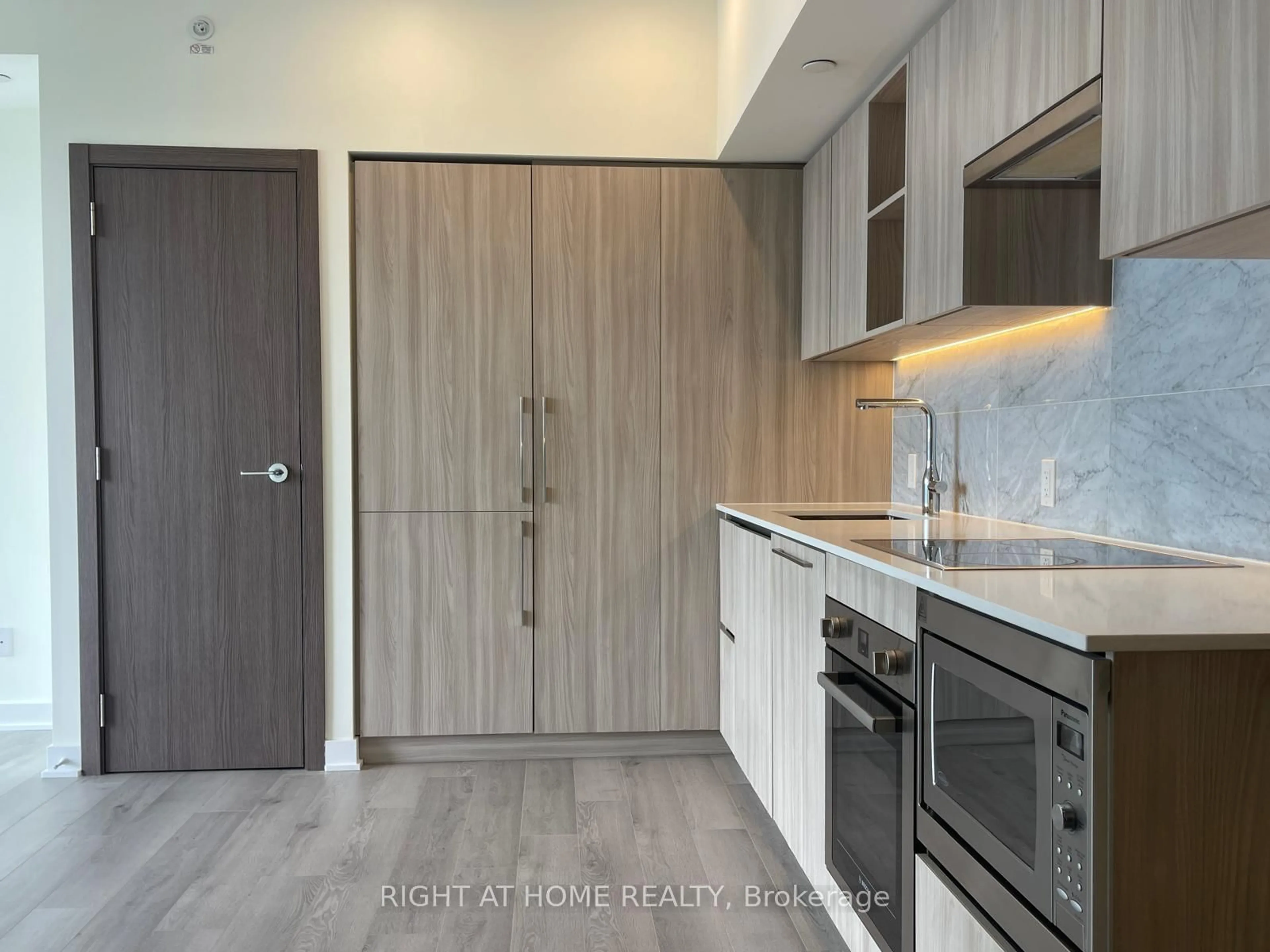Standard kitchen, unknown for 19 Bathurst St #3205, Toronto Ontario M5V 0N2