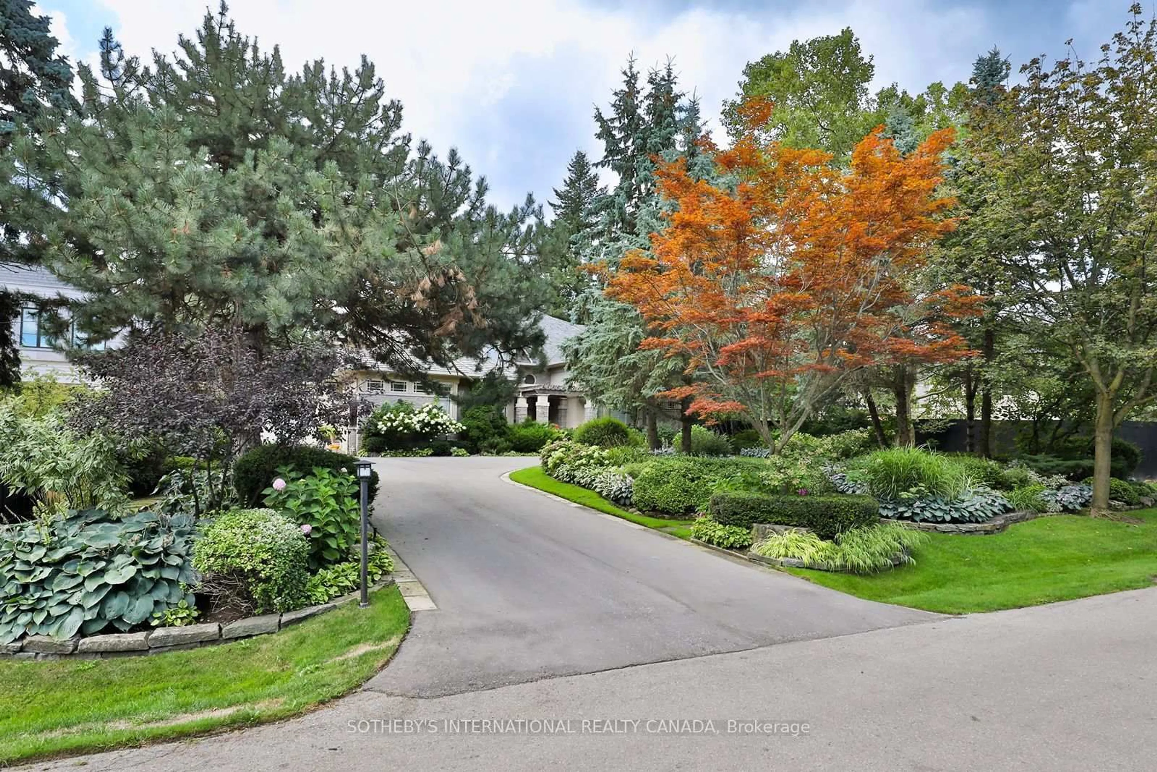A pic from outside/outdoor area/front of a property/back of a property/a pic from drone, street for 23 Country Lane, Toronto Ontario M2L 1E1