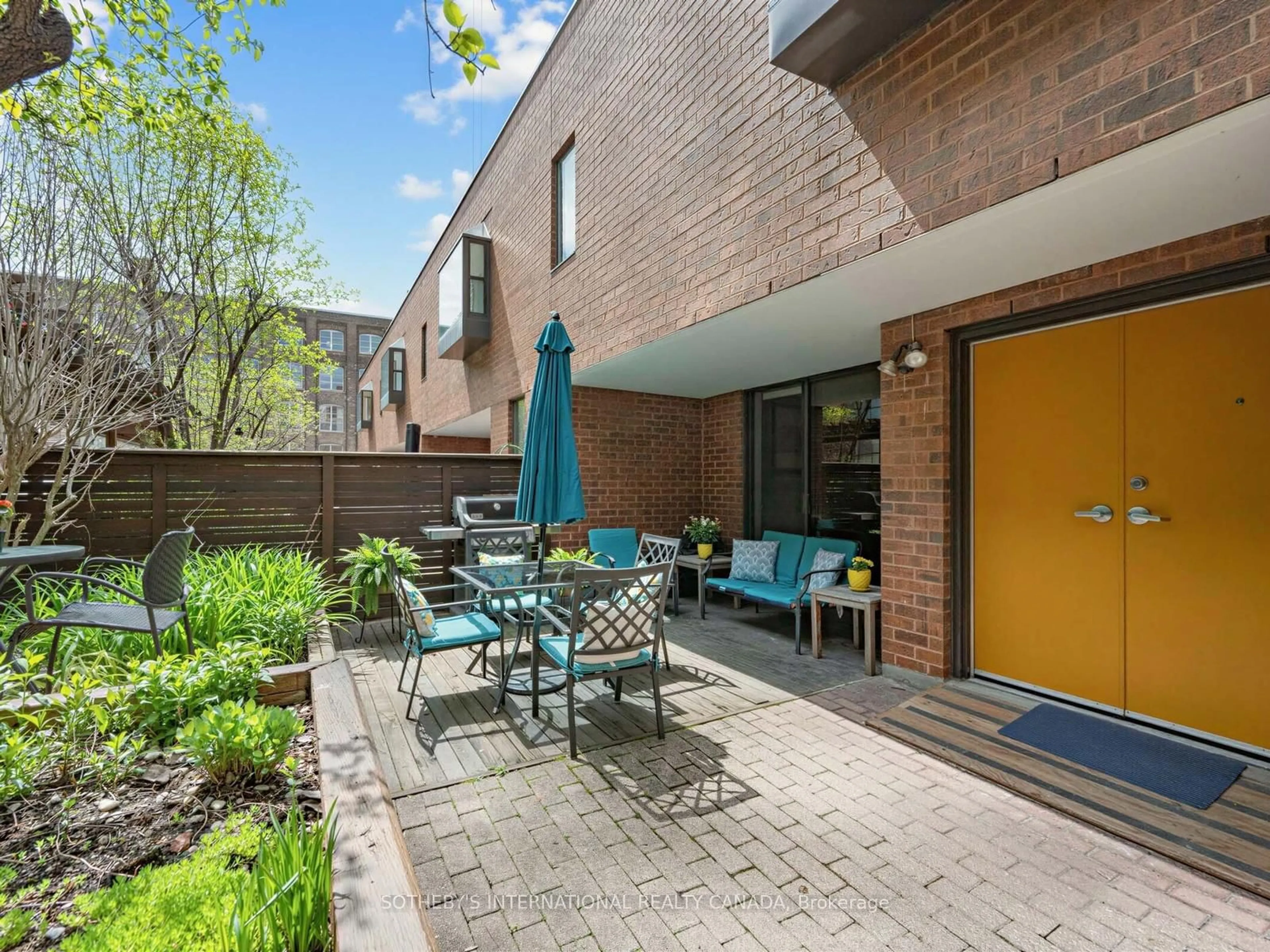 Patio, street for 188 Spadina Ave #Th. 2, Toronto Ontario M5T 3A4