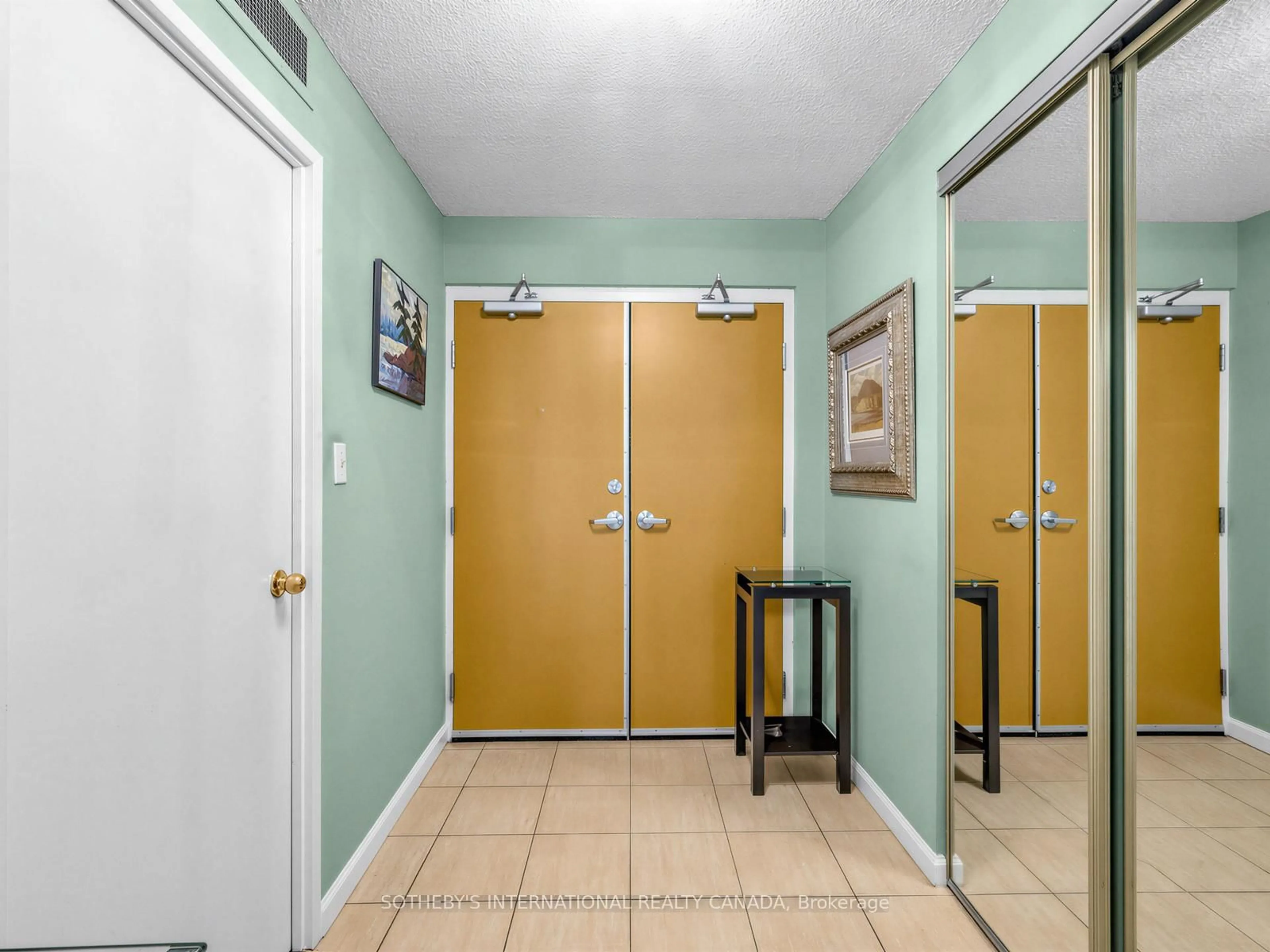 Indoor entryway for 188 Spadina Ave #Th. 2, Toronto Ontario M5T 3A4