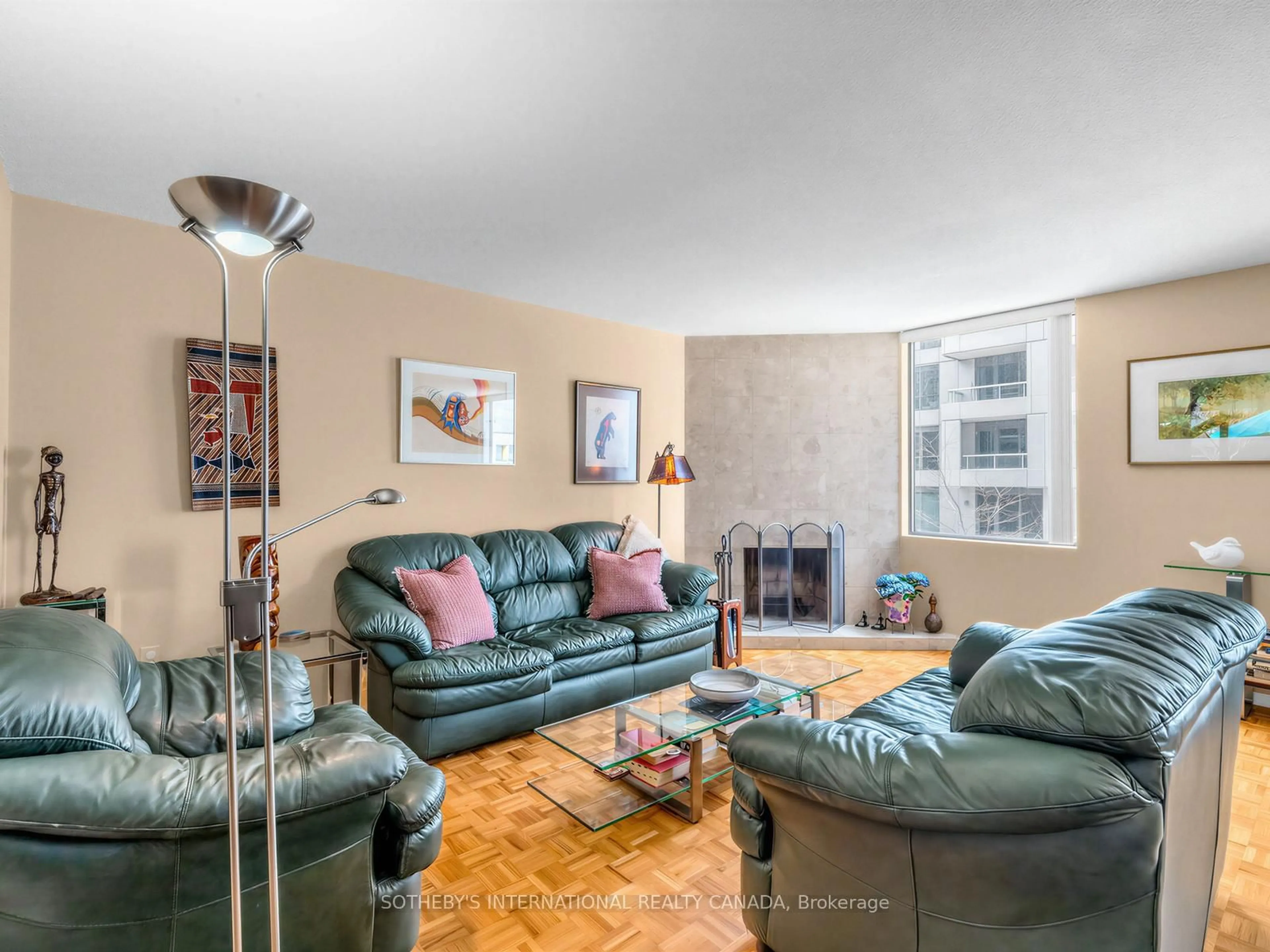 Living room with furniture, unknown for 188 Spadina Ave #Th. 2, Toronto Ontario M5T 3A4