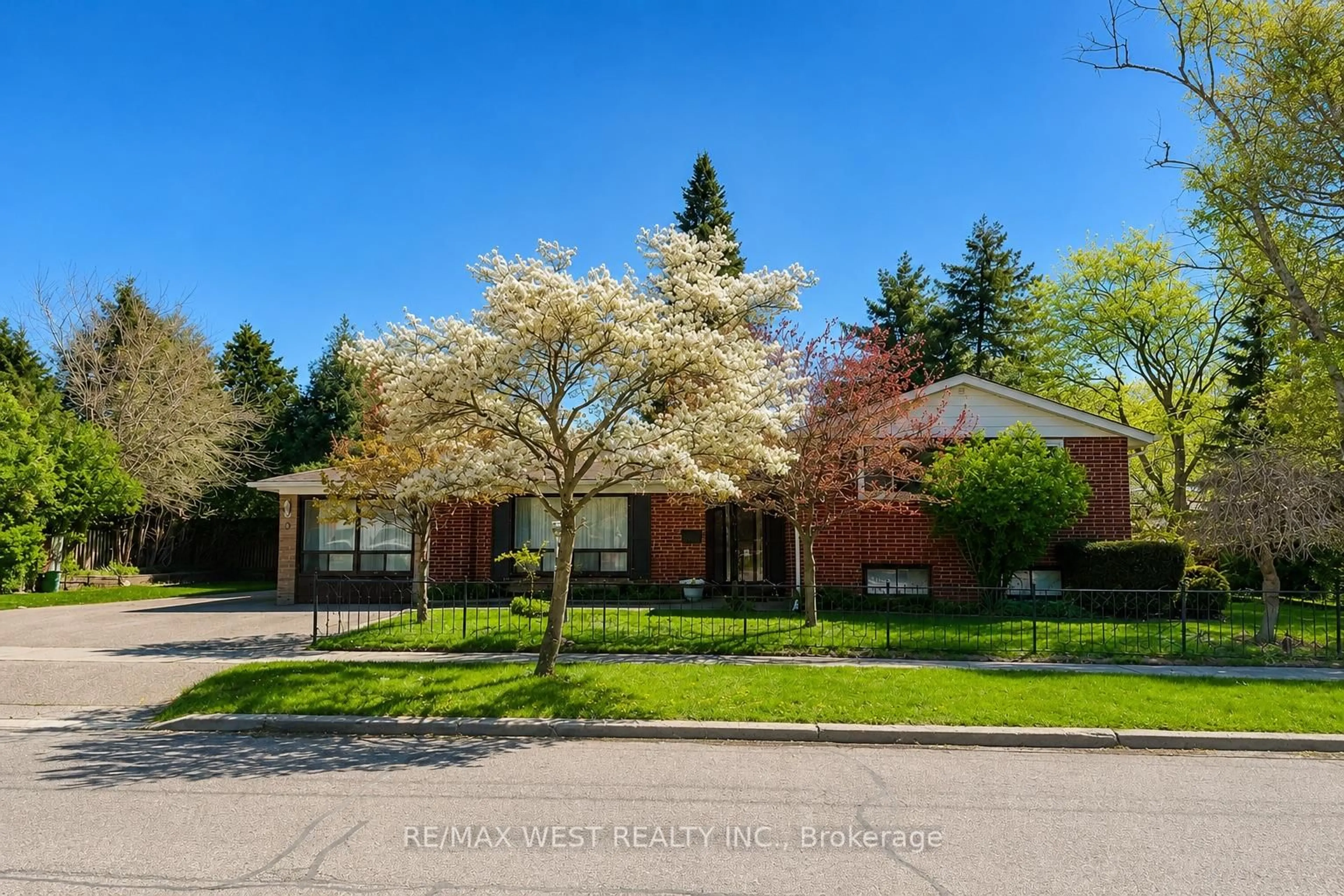 Home with brick exterior material, street for 2 Lisburn Cres, Toronto Ontario M2J 2Z5