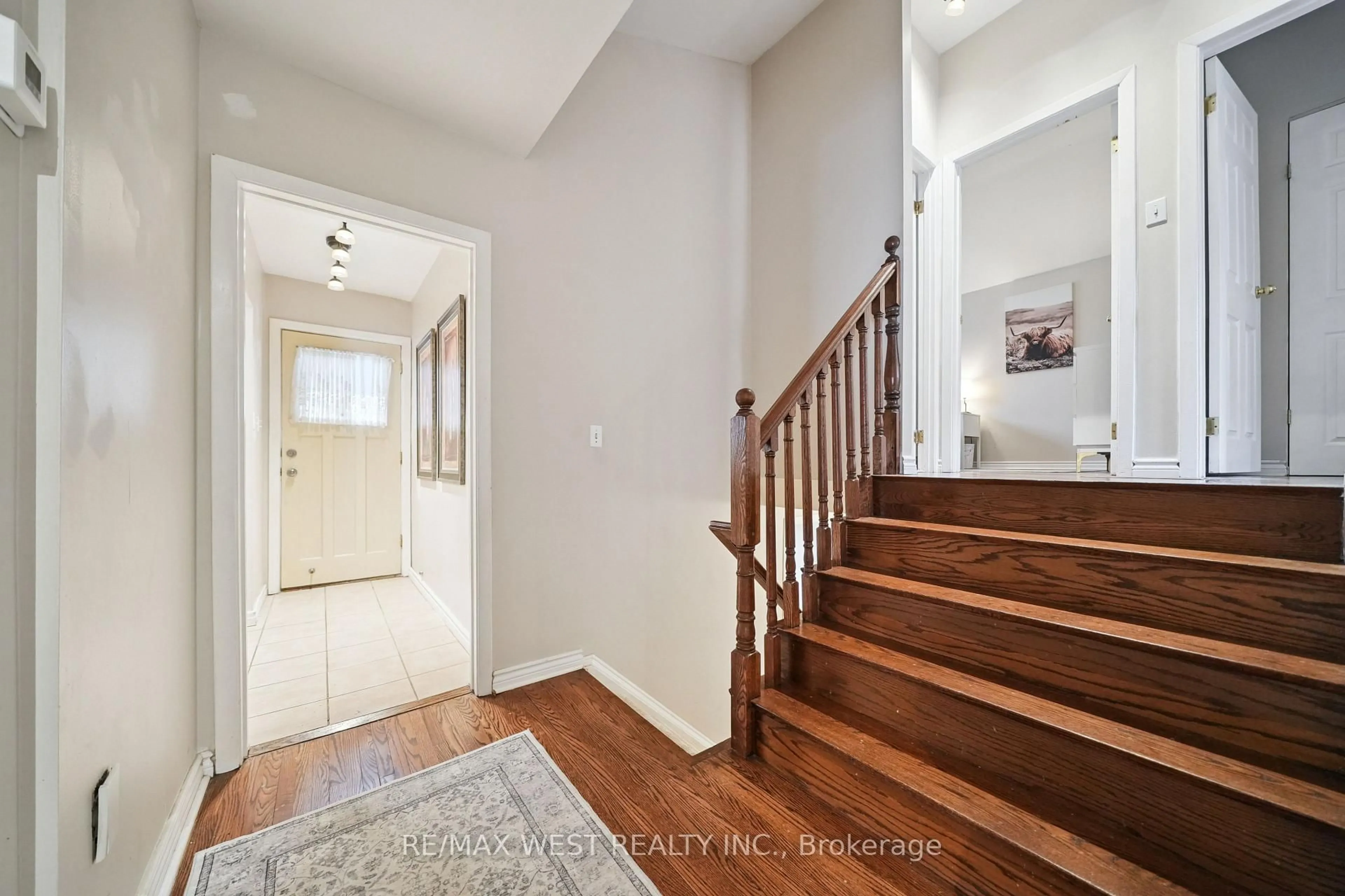 Indoor entryway for 2 Lisburn Cres, Toronto Ontario M2J 2Z5