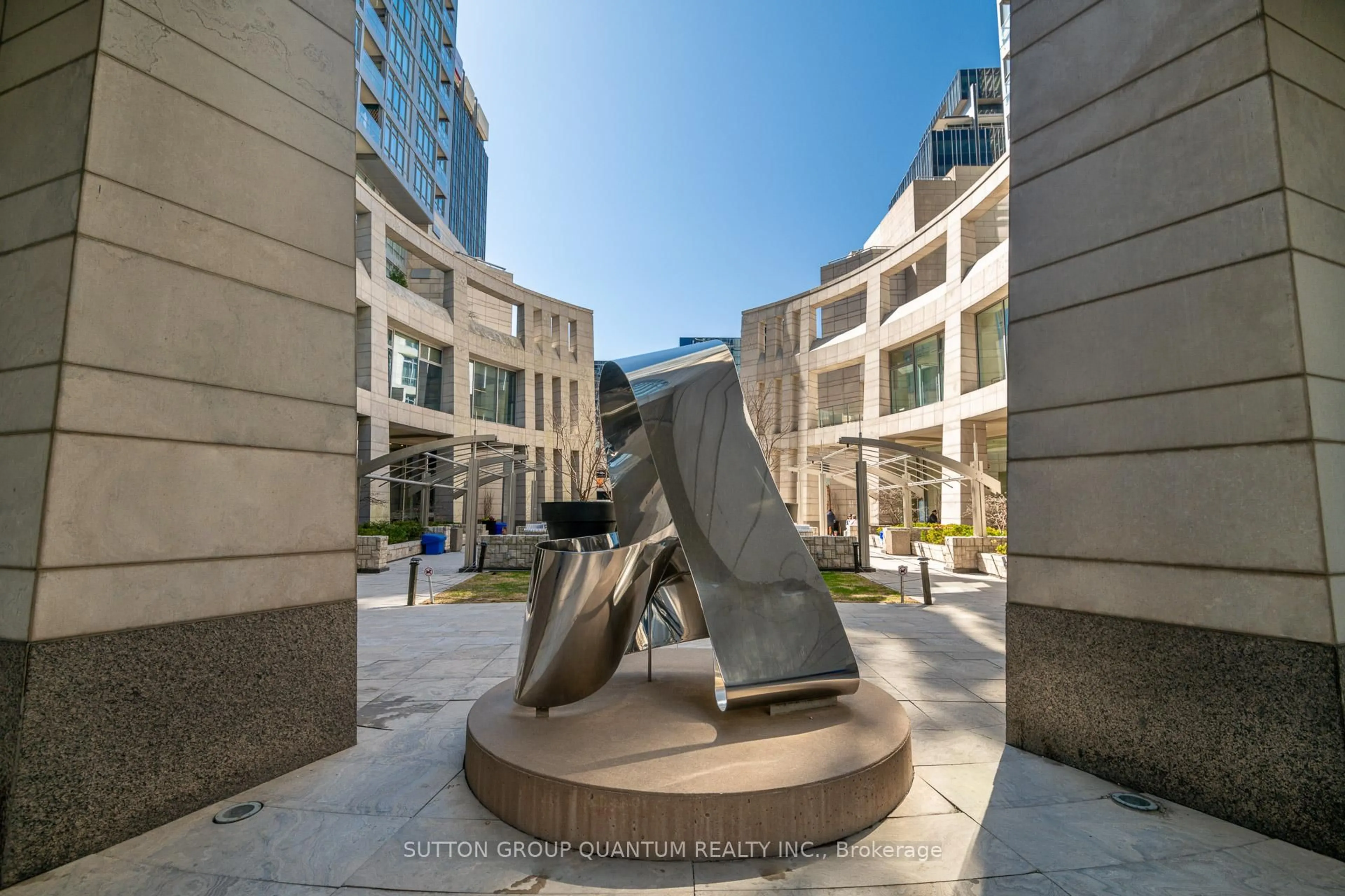 Patio, building for 2191 Yonge St #3006, Toronto Ontario M4S 3H8