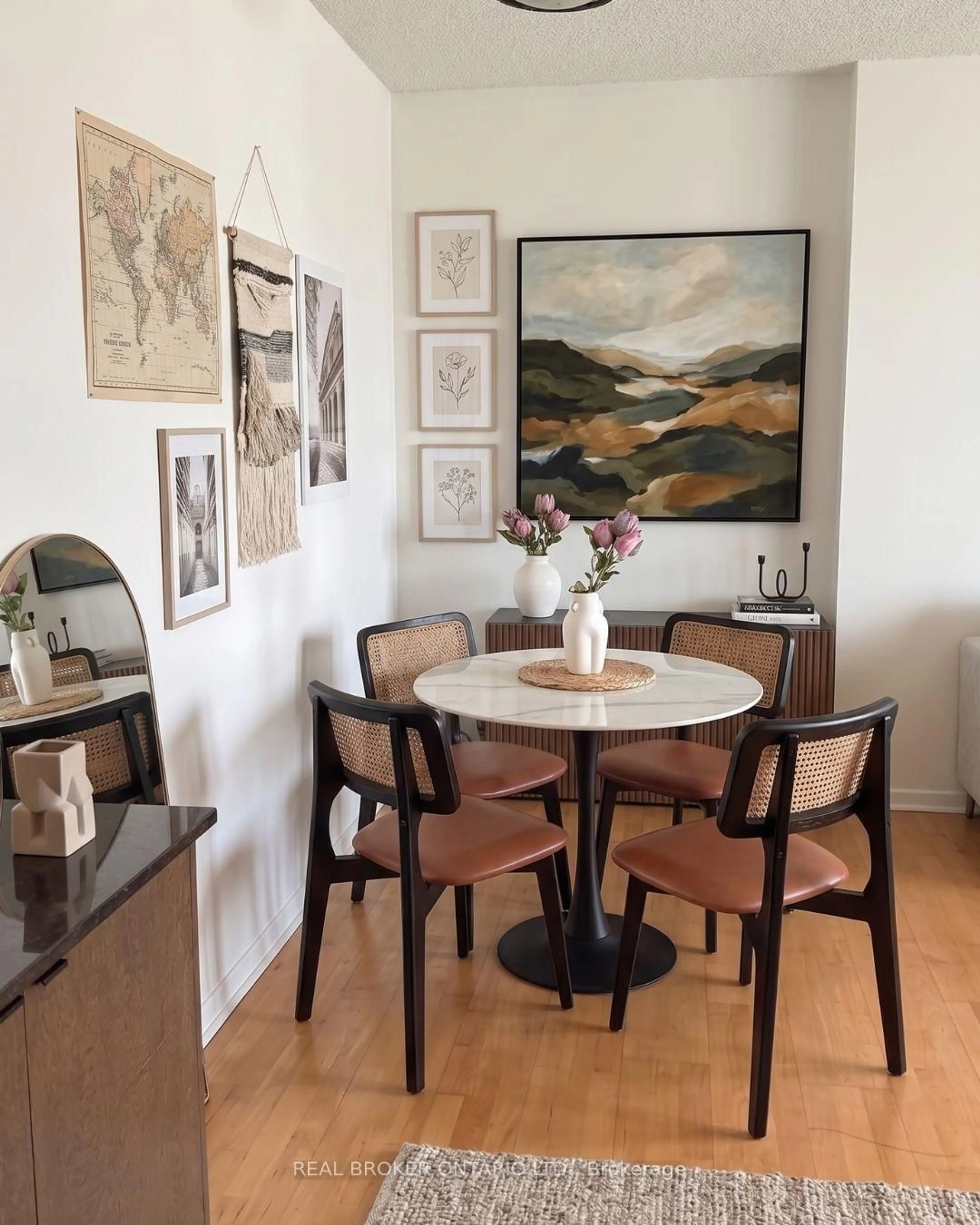 Dining room, wood/laminate floor for 228 Queens Quay #1501, Toronto Ontario M5J 2X1