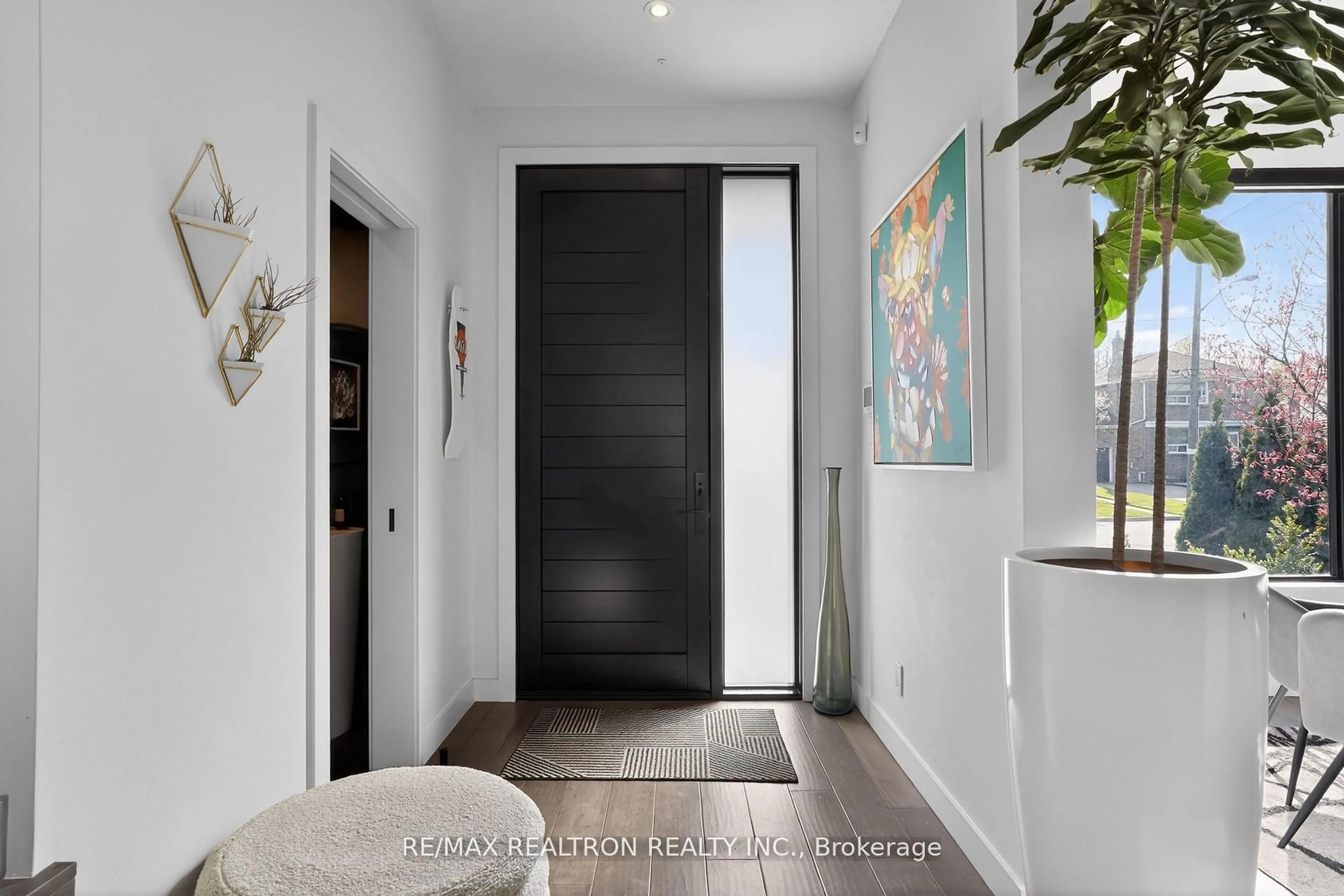 Indoor entryway for 17 Lynnhaven Rd, Toronto Ontario M6A 2K7