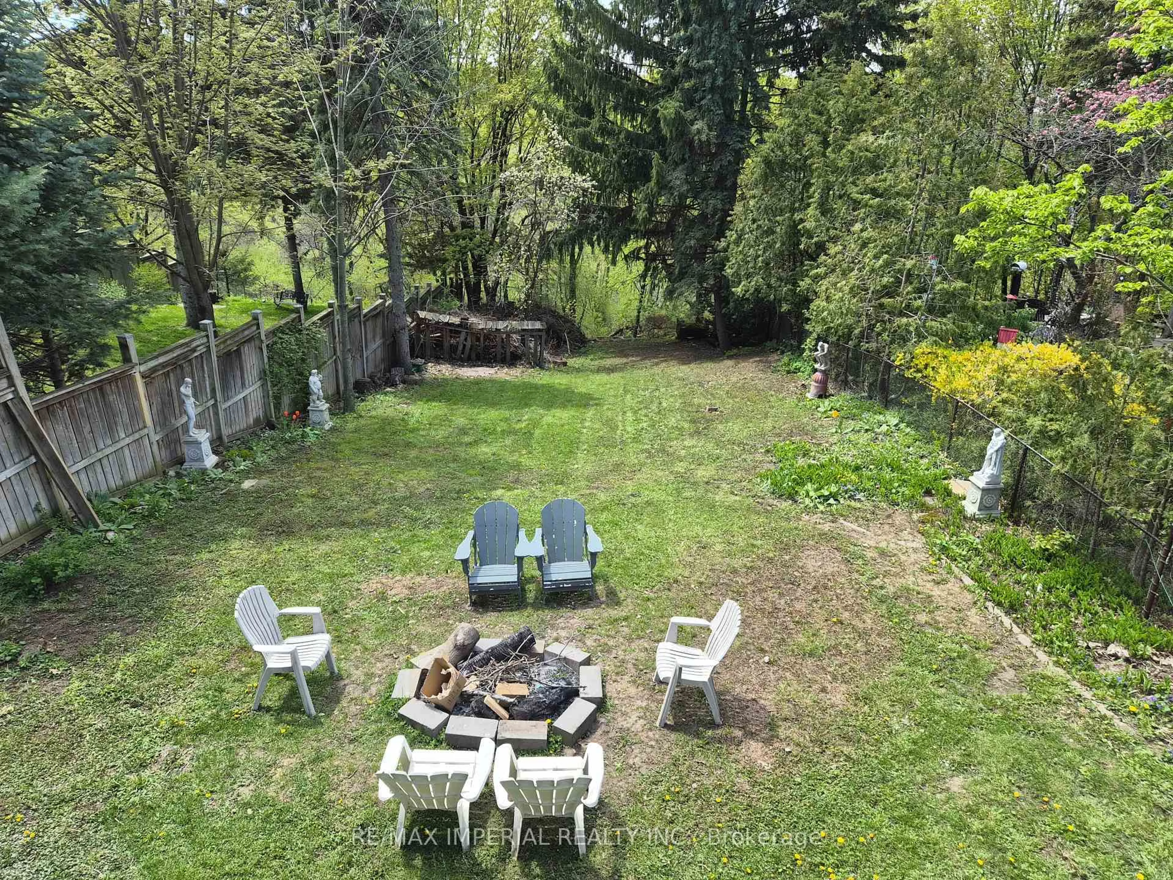 A pic from outside/outdoor area/front of a property/back of a property/a pic from drone, forest/trees view for 76 Gwendolen Cres, Toronto Ontario M2N 2L7