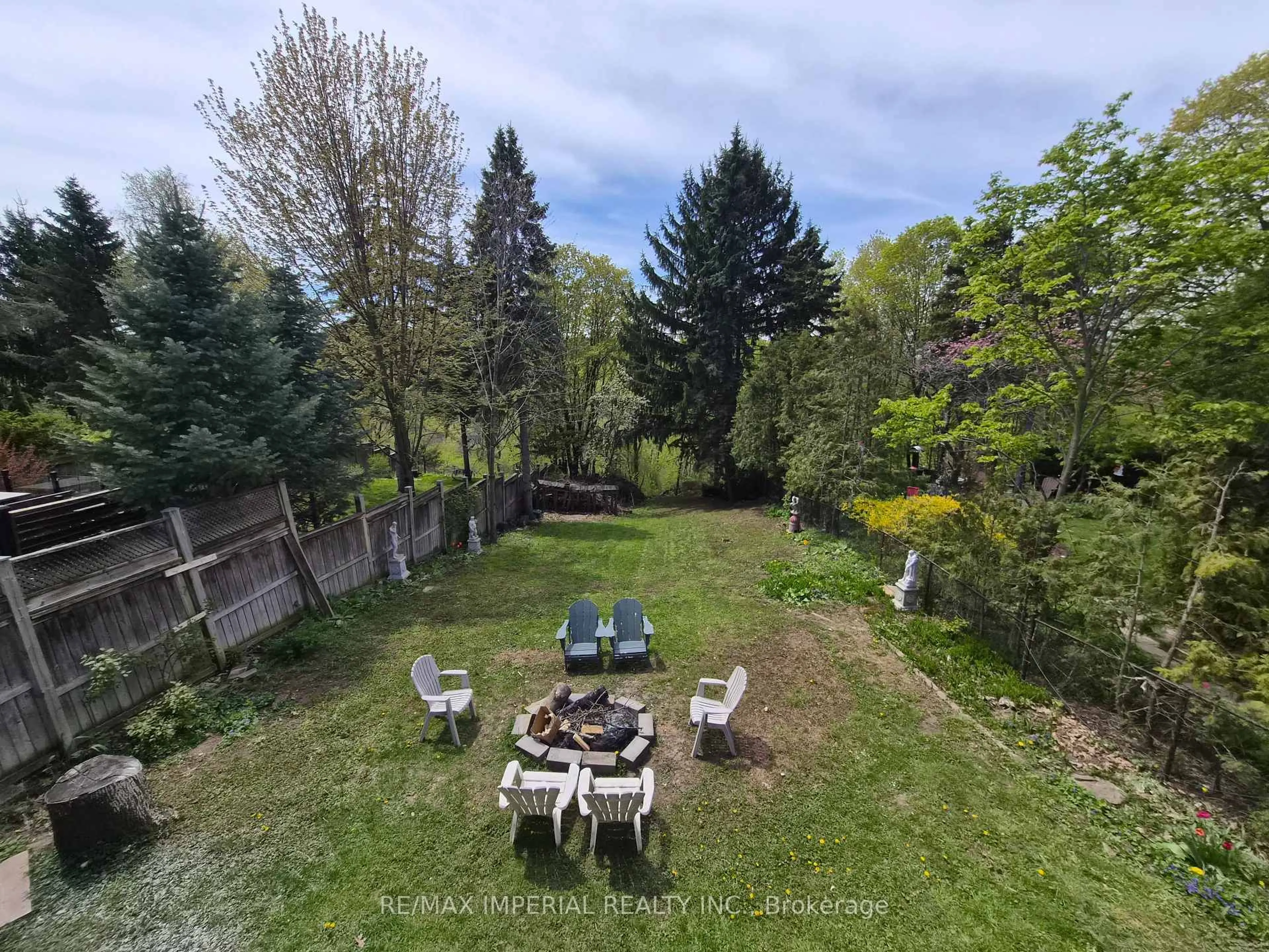 A pic from outside/outdoor area/front of a property/back of a property/a pic from drone, forest/trees view for 76 Gwendolen Cres, Toronto Ontario M2N 2L7