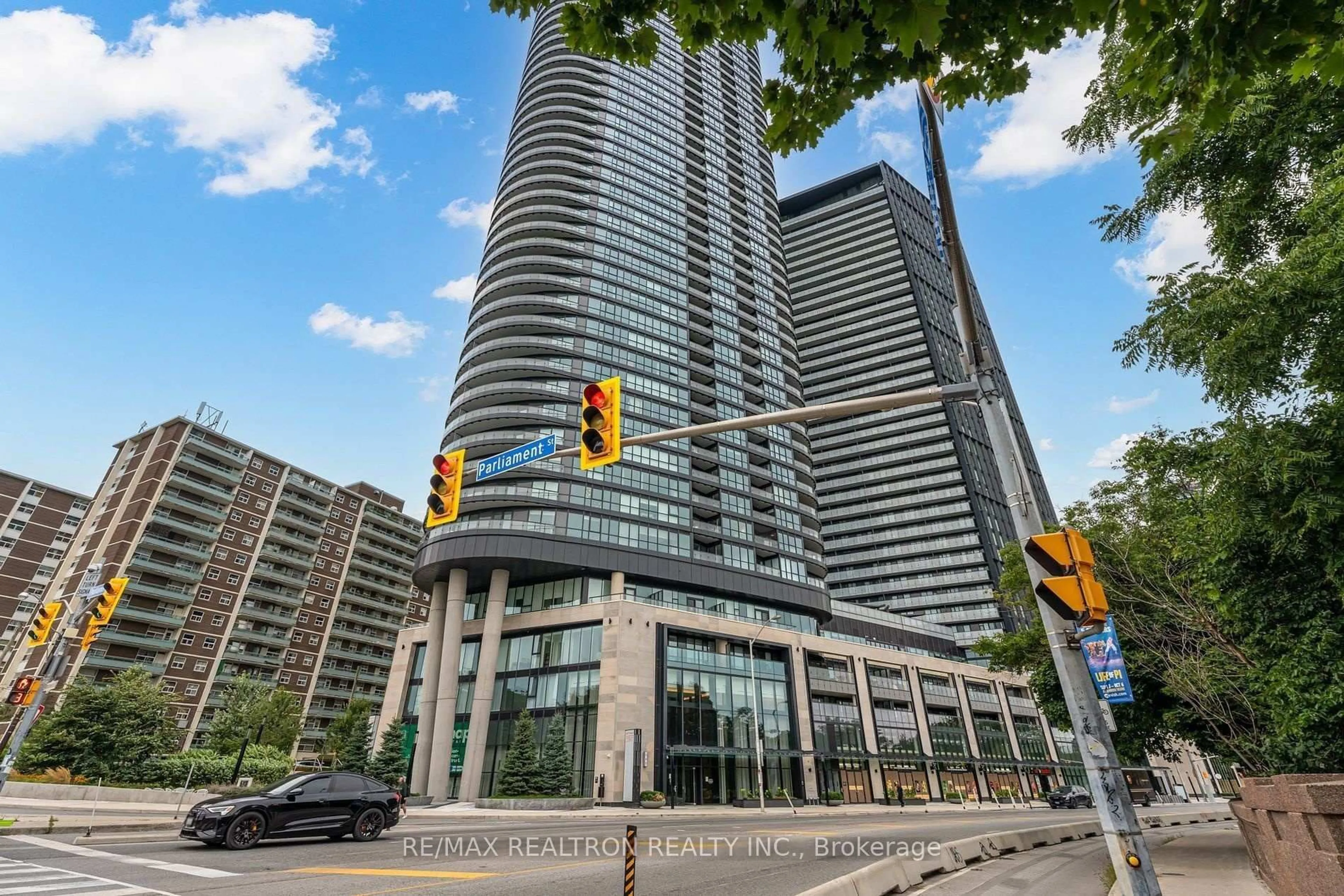 Indoor foyer for 585 Bloor St #1117, Toronto Ontario M4W 0B3