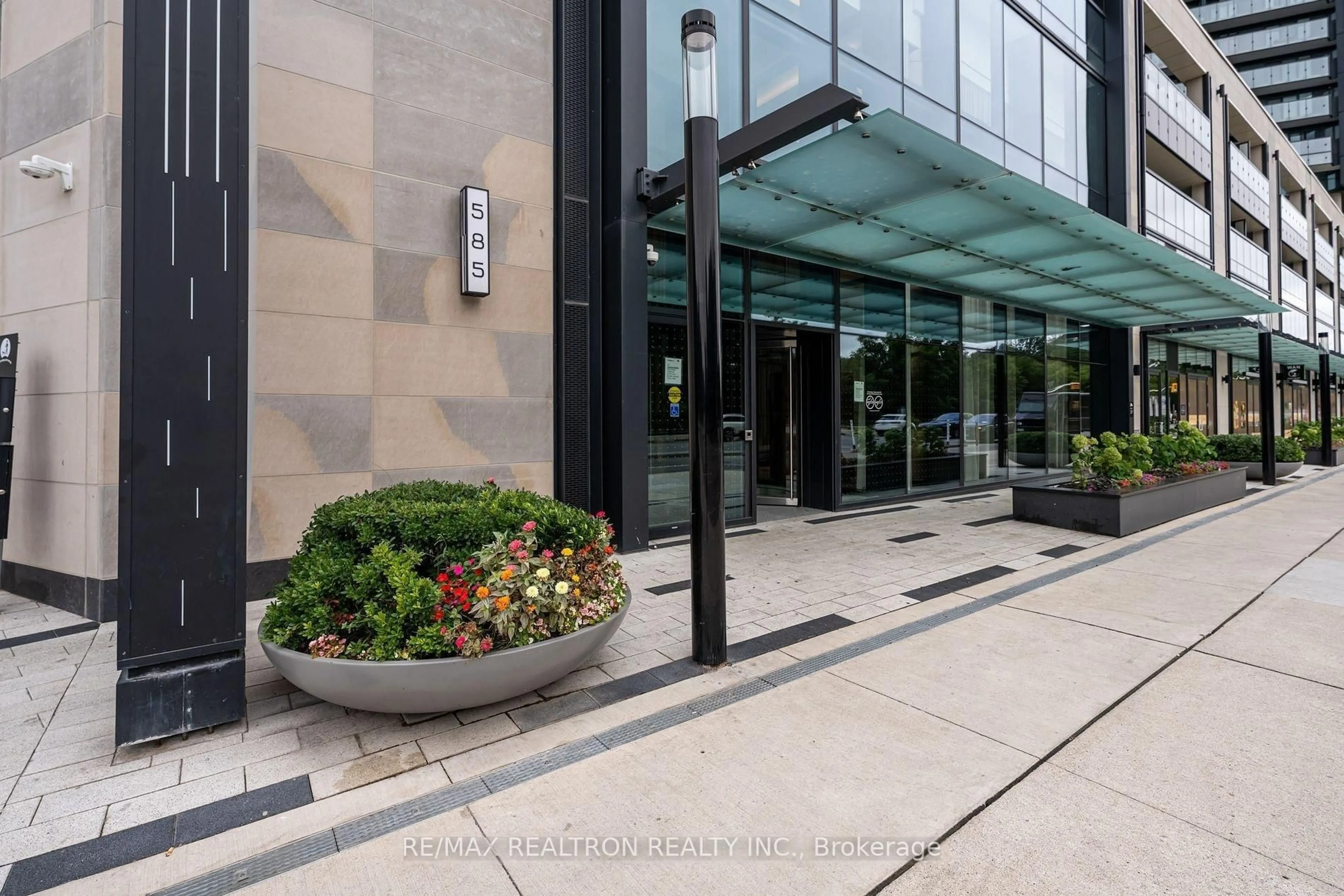 Indoor foyer for 585 Bloor St #1117, Toronto Ontario M4W 0B3