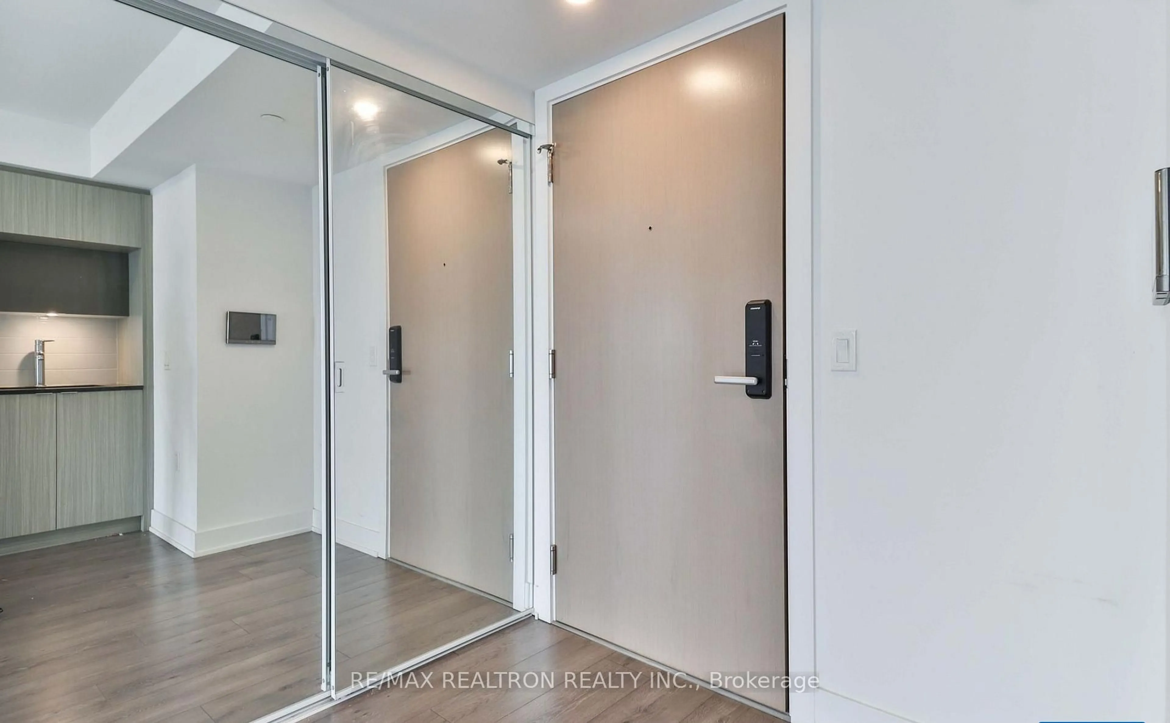 Indoor entryway for 585 Bloor St #1117, Toronto Ontario M4W 0B3