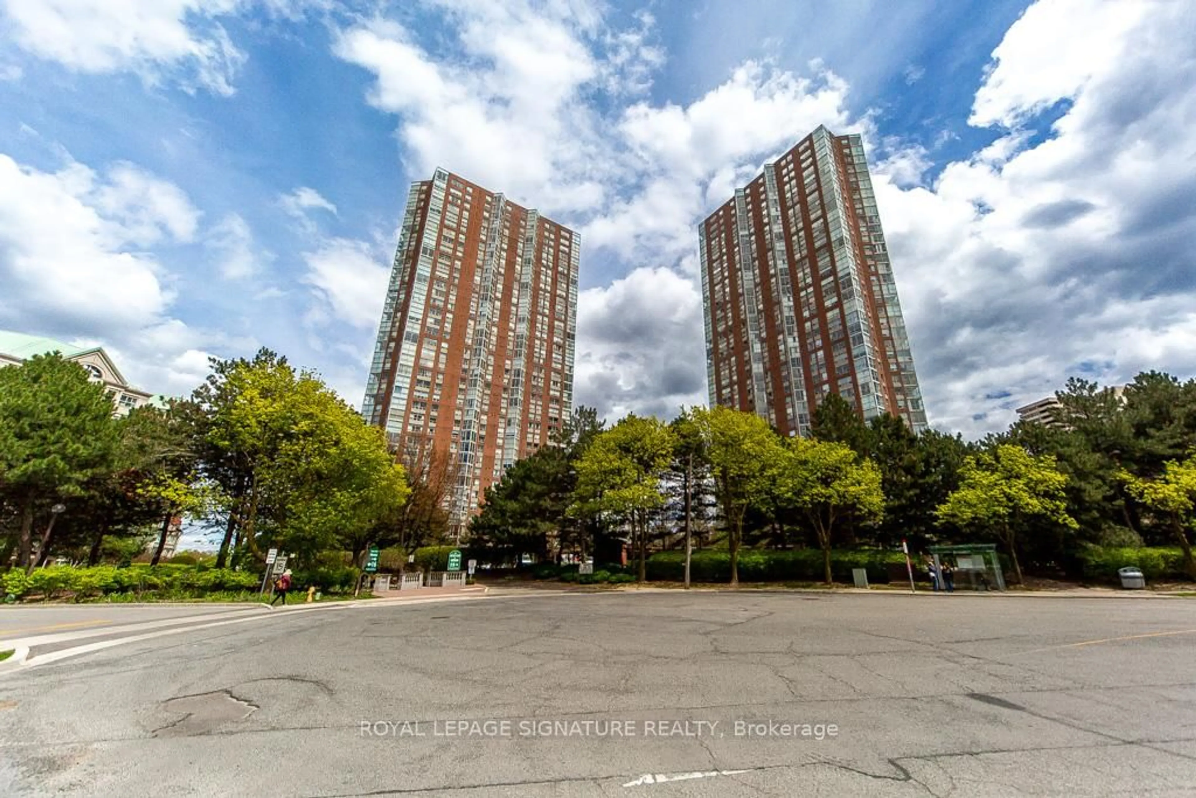 A pic from outside/outdoor area/front of a property/back of a property/a pic from drone, street for 5 Concorde Pl #510, Toronto Ontario M3C 3M8