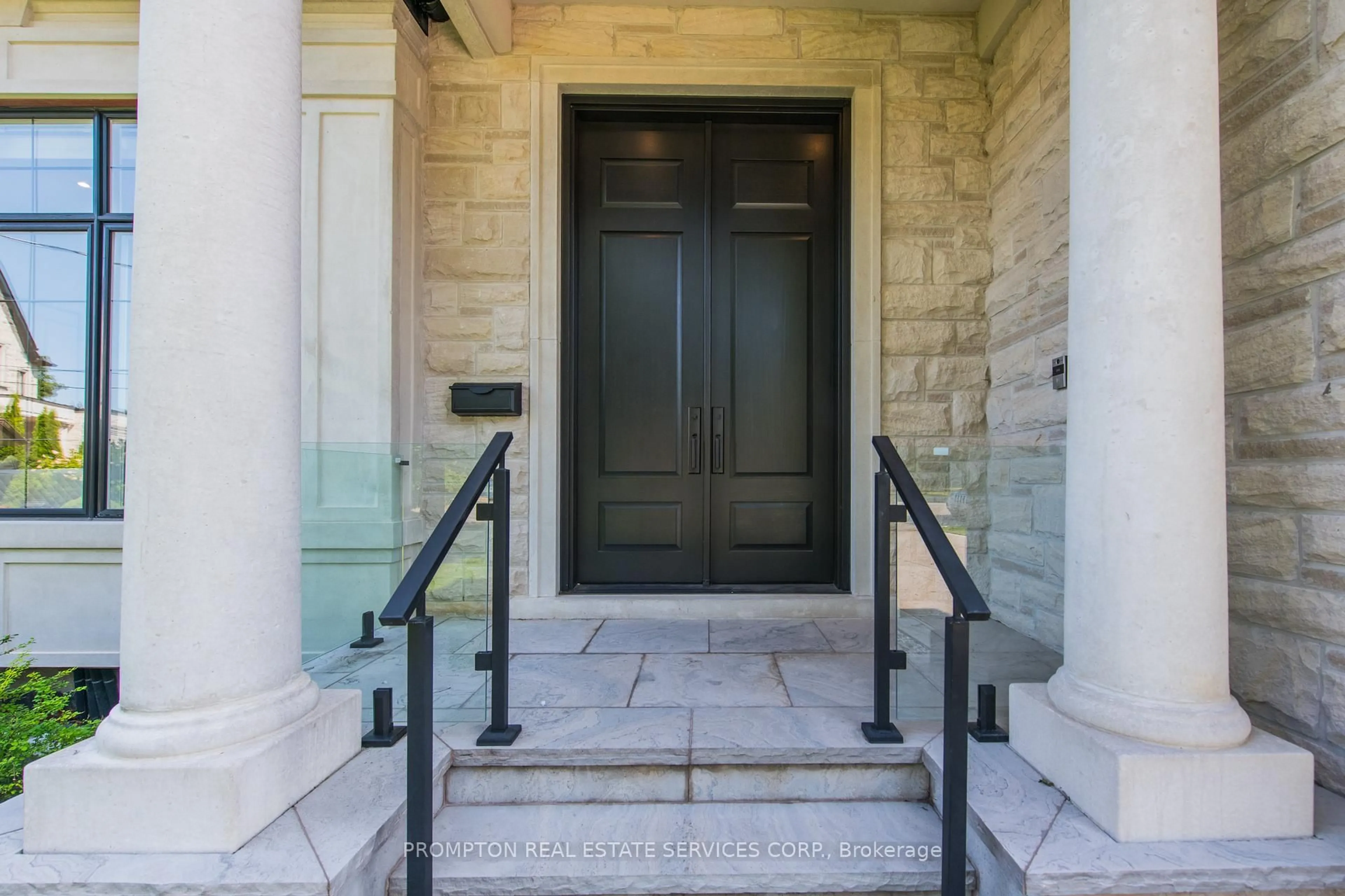 Indoor entryway for 47 Wycliffe Cres, Toronto Ontario M2K 1V7