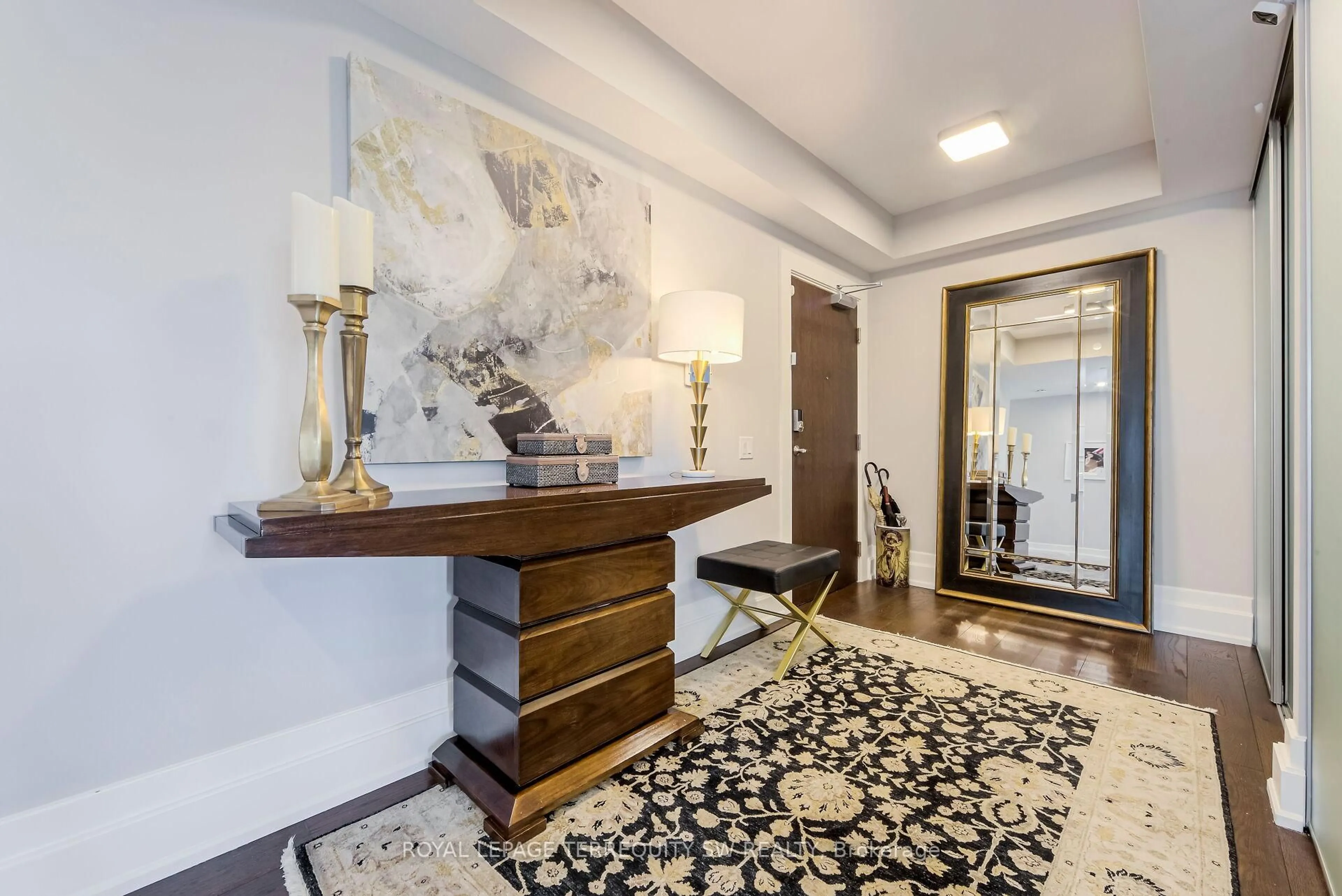 Indoor foyer for 3 Southvale Dr #605, Toronto Ontario M4G 1G1