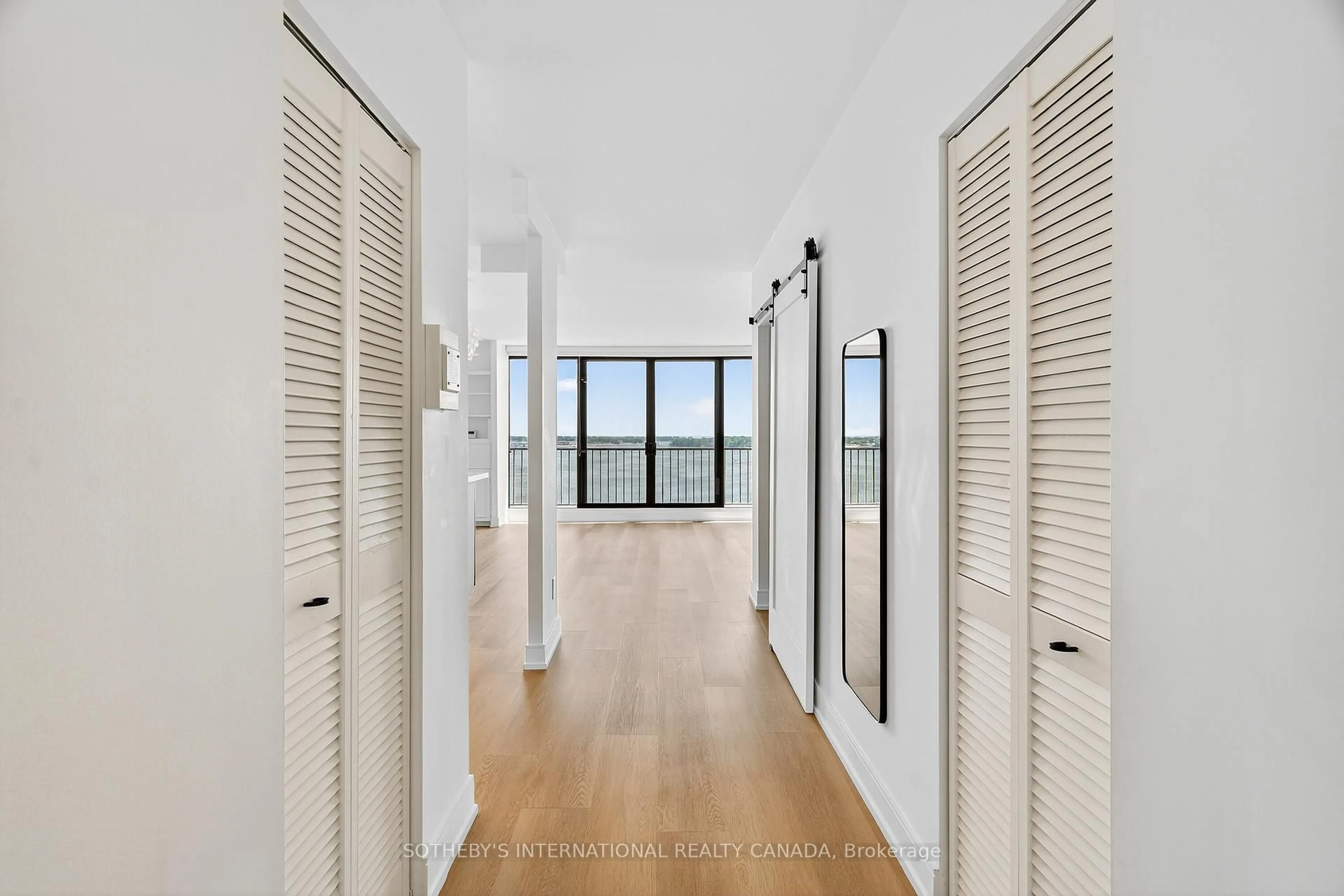 Indoor foyer for 33 Harbour Sq #1423, Toronto Ontario M5J 2G2