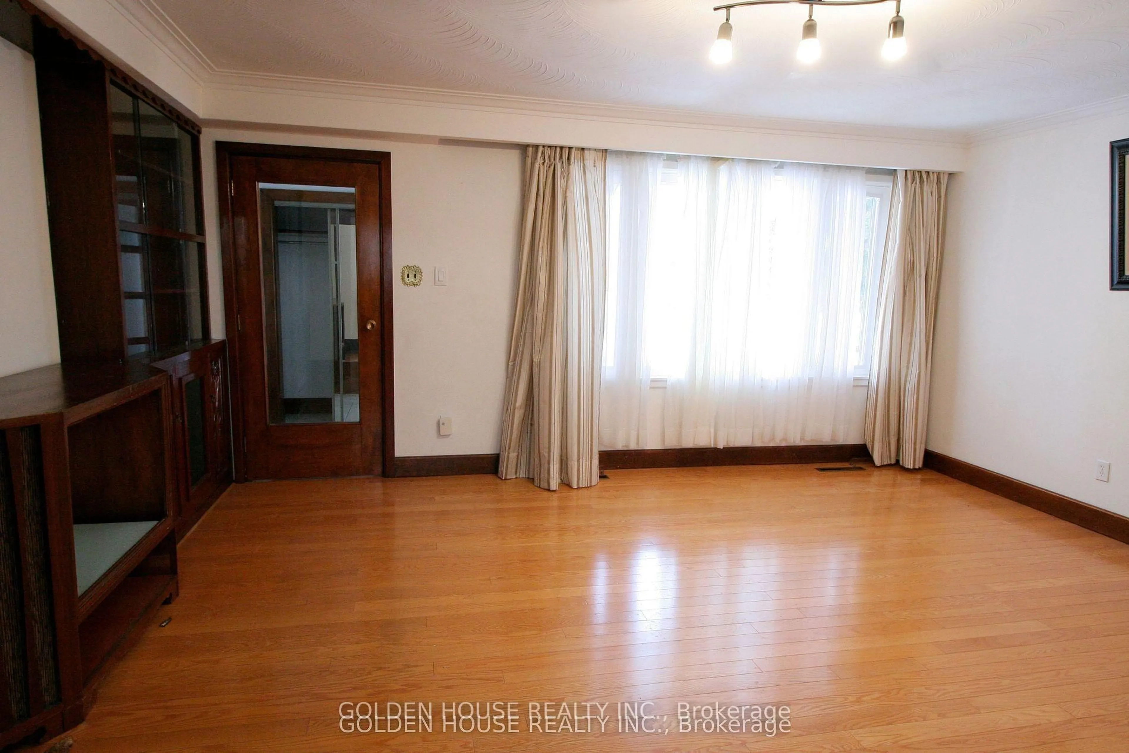 A pic of a room for 260 Moore Park Ave, Toronto Ontario M2M 1N6