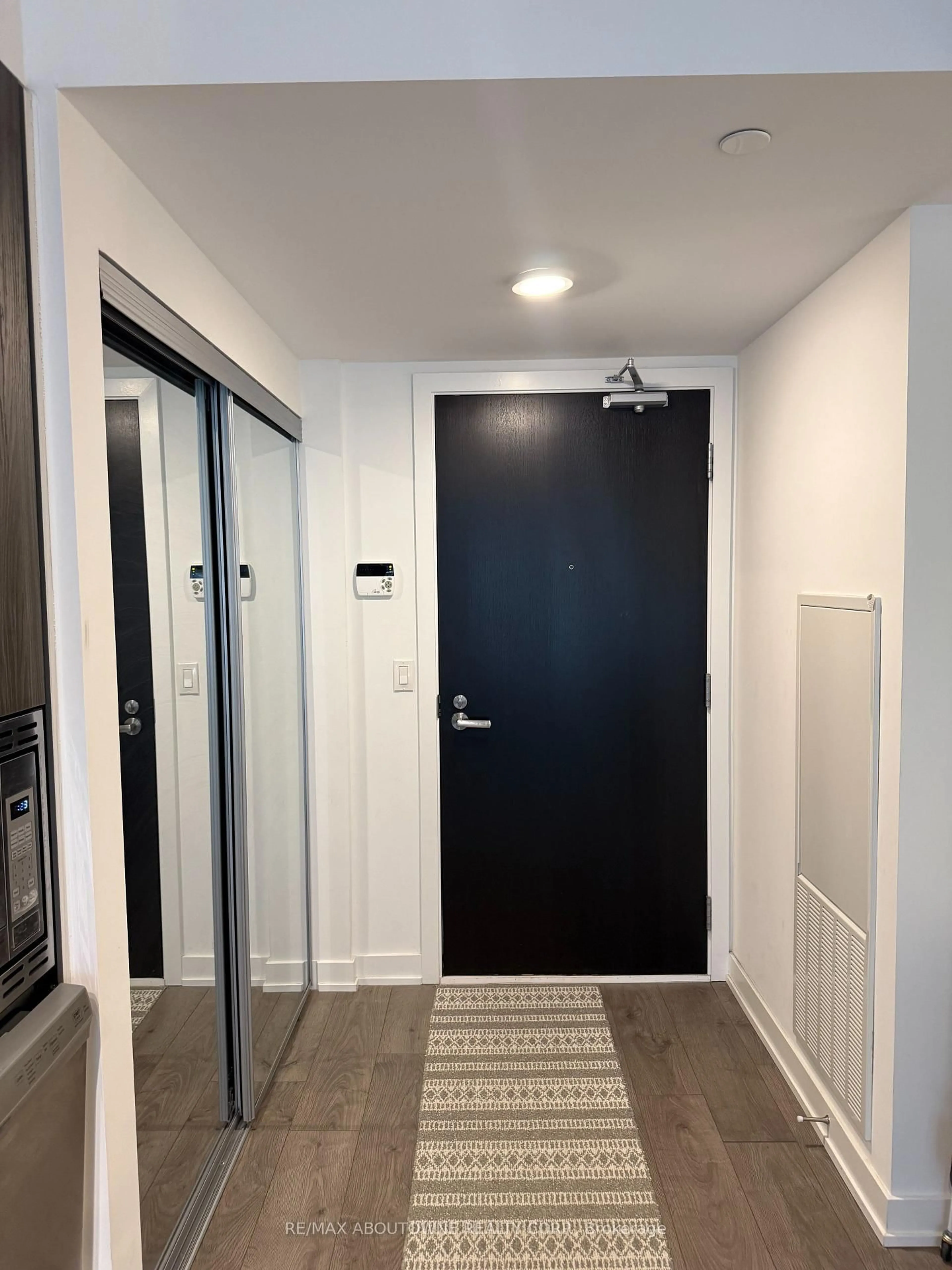 Indoor entryway for 18 Maitland Terr #1202, Toronto Ontario M4Y 0H4