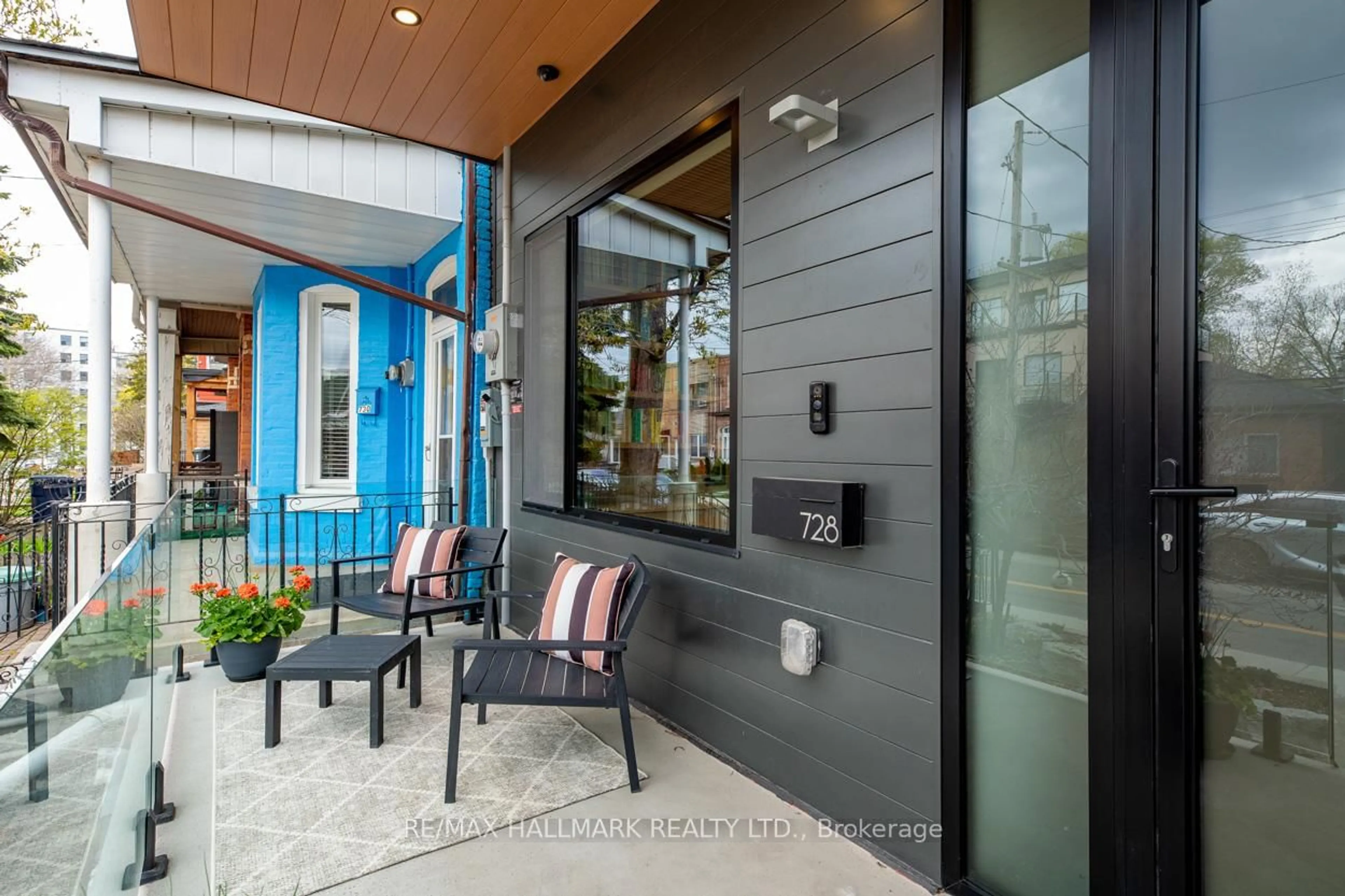 Indoor entryway for 728 Richmond St, Toronto Ontario M6J 1C5