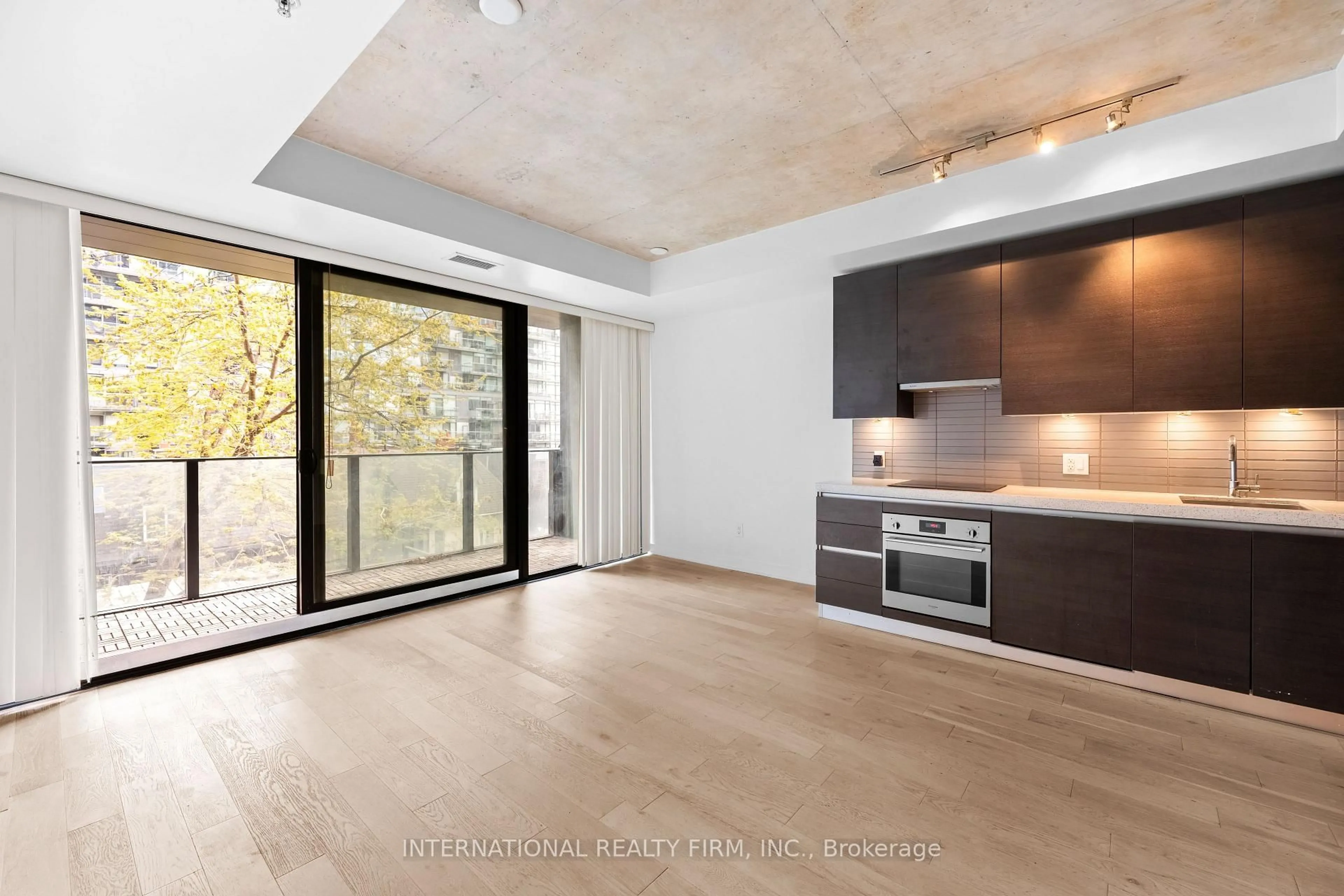Open concept kitchen, wood/laminate floor for 629 King St #313, Toronto Ontario M5V 0G9