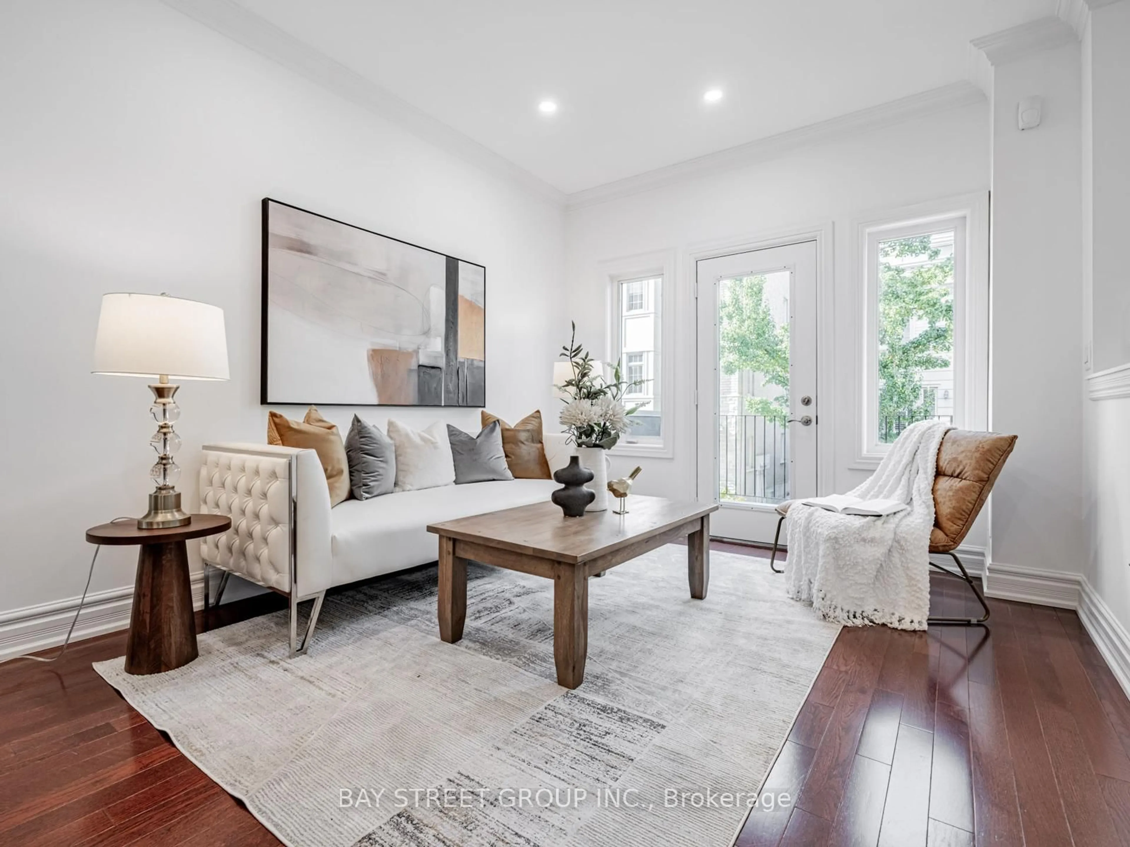 Living room with furniture, wood/laminate floor for 35 William Poole Way, Toronto Ontario M2N 7A6